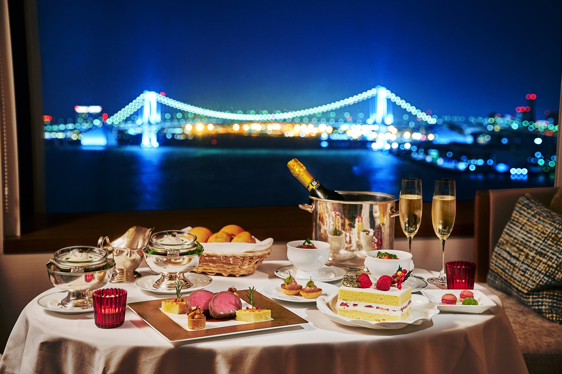 インルームダイニングのスペシャルディナーでお二人だけの時間を過ごせる