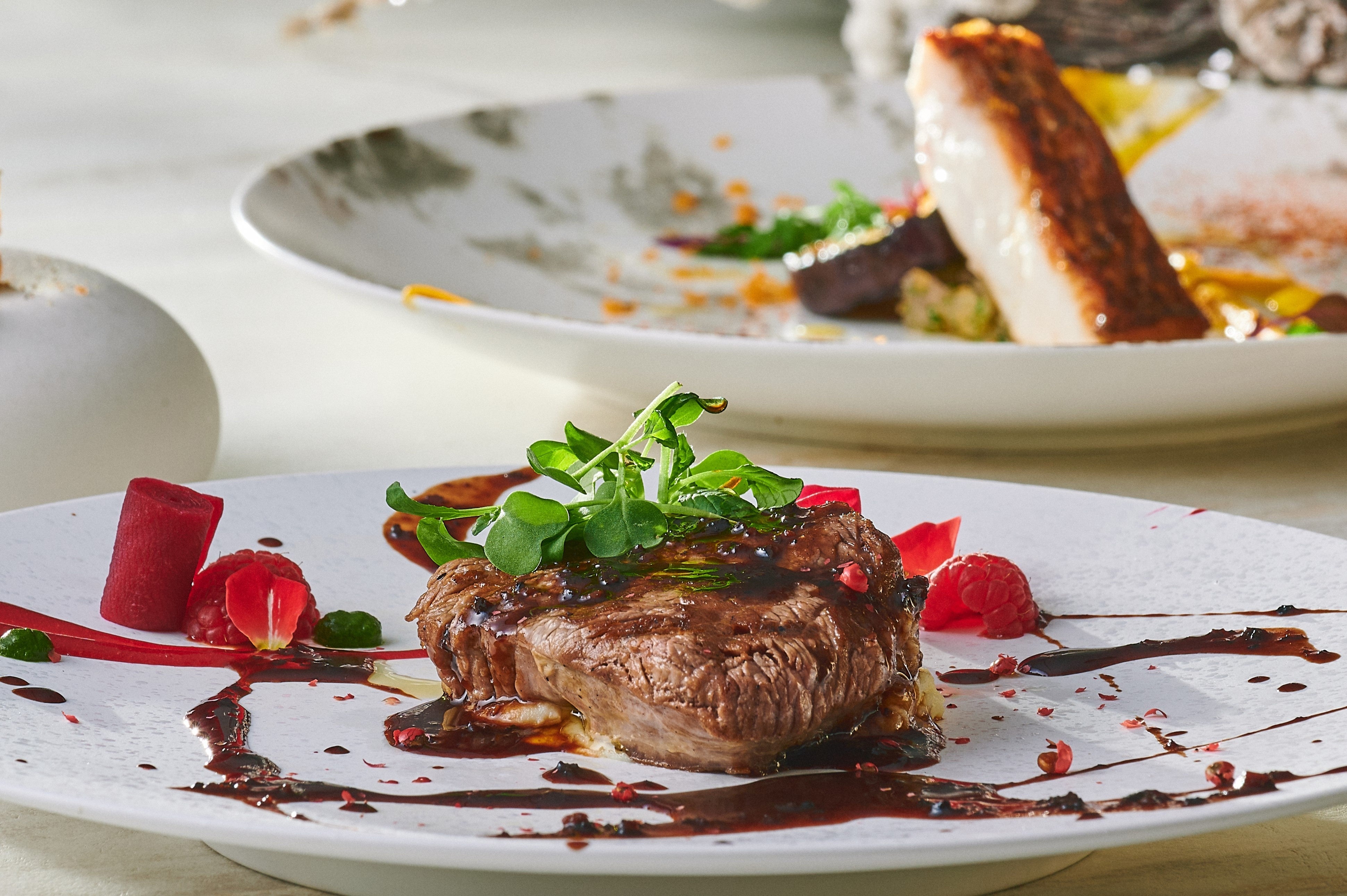 発酵させたビーツのソースが鮮やかなメインの和牛フィレ肉