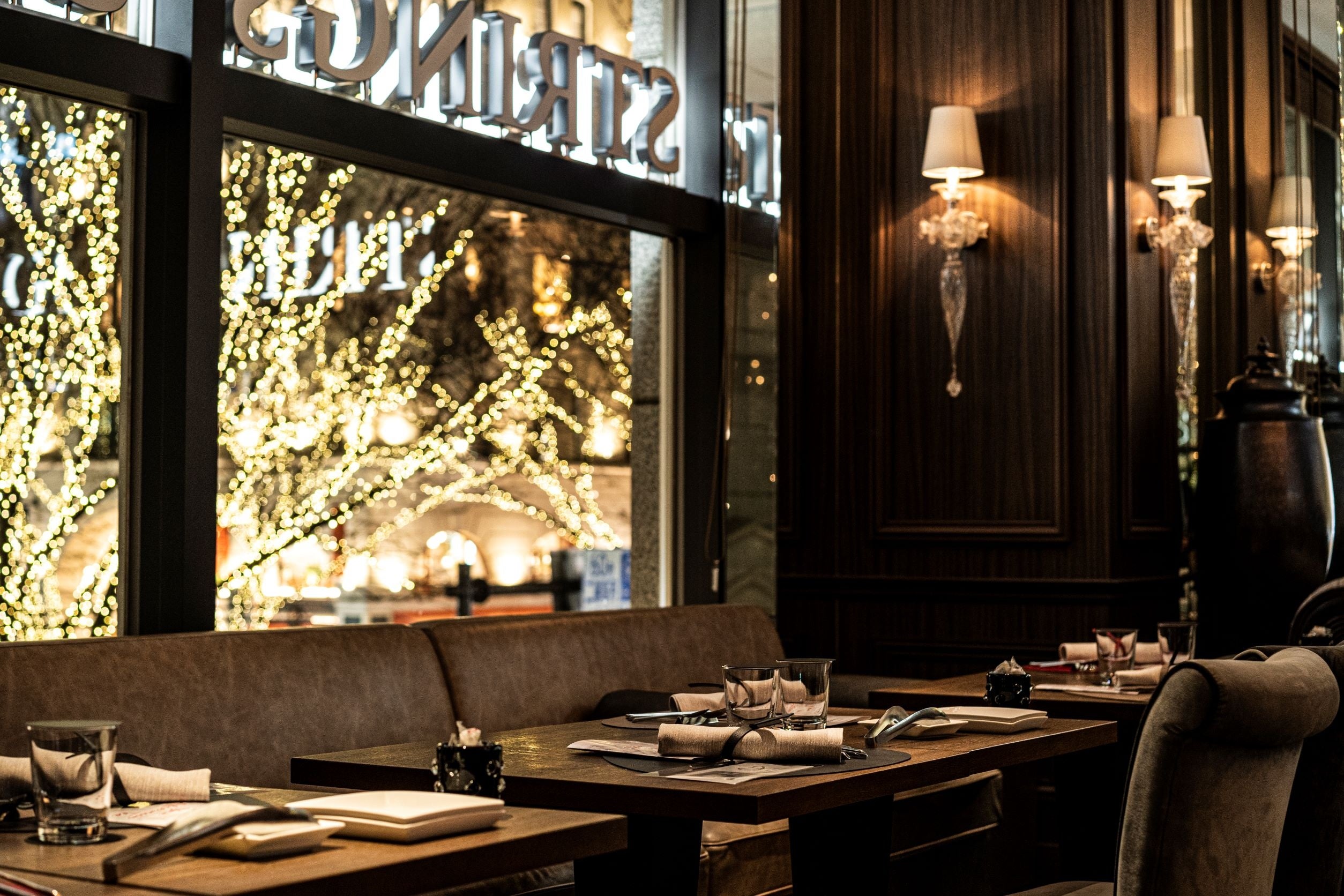 窓一面に広がるきらめくイルミネーション（イメージ）