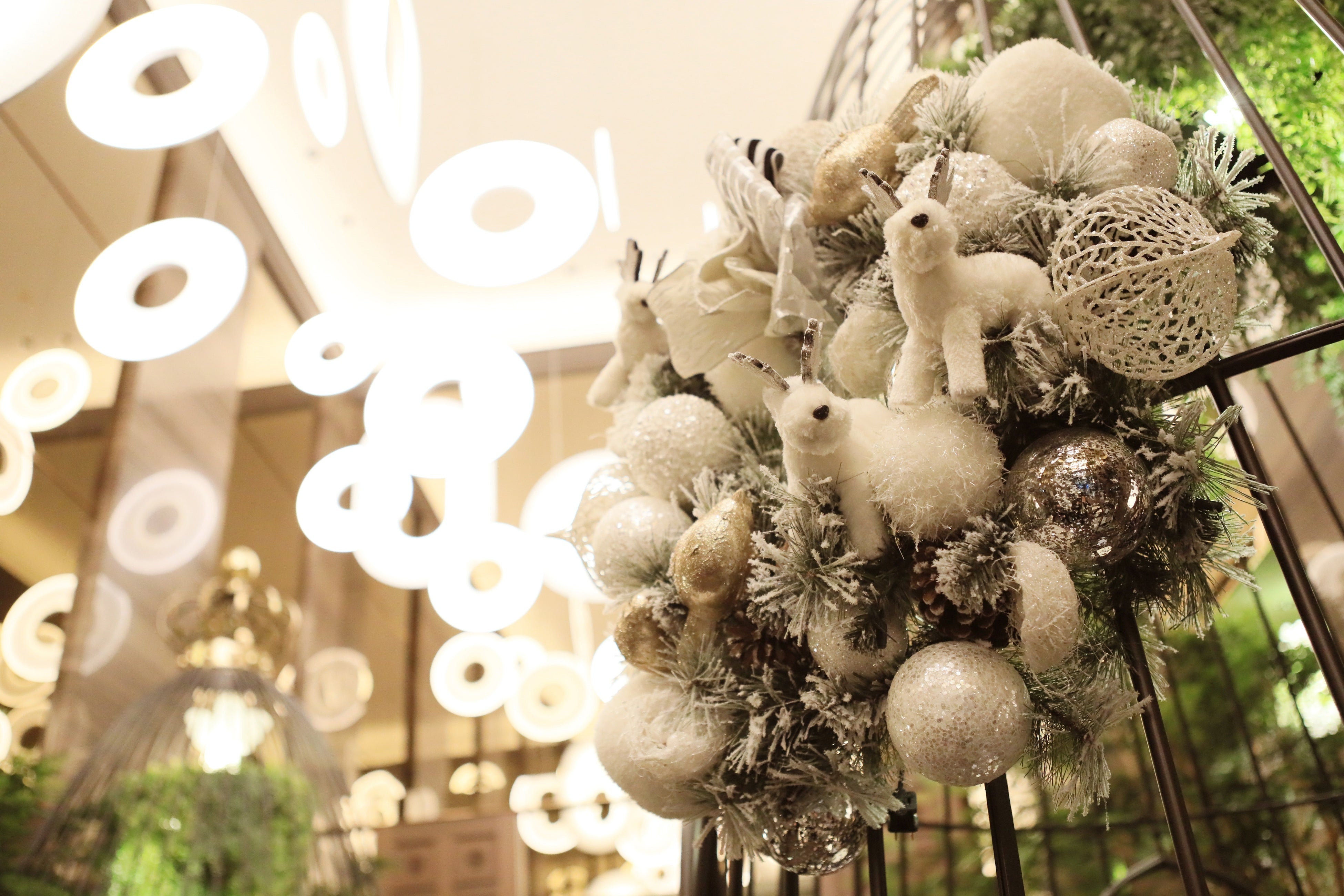 ホワイトを基調としたクリスマスデコレーション