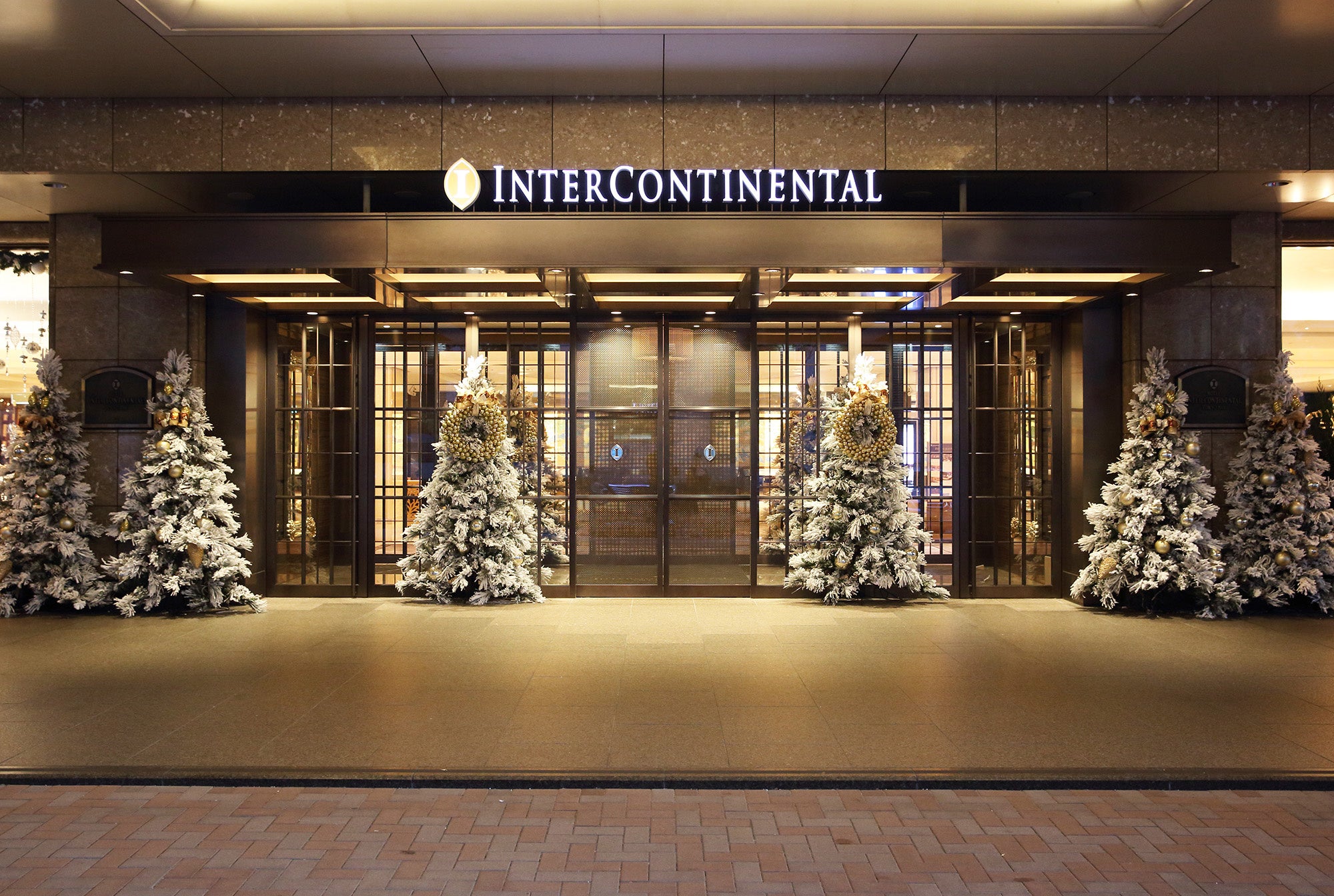 クリスマスデコレーションされたエントランス