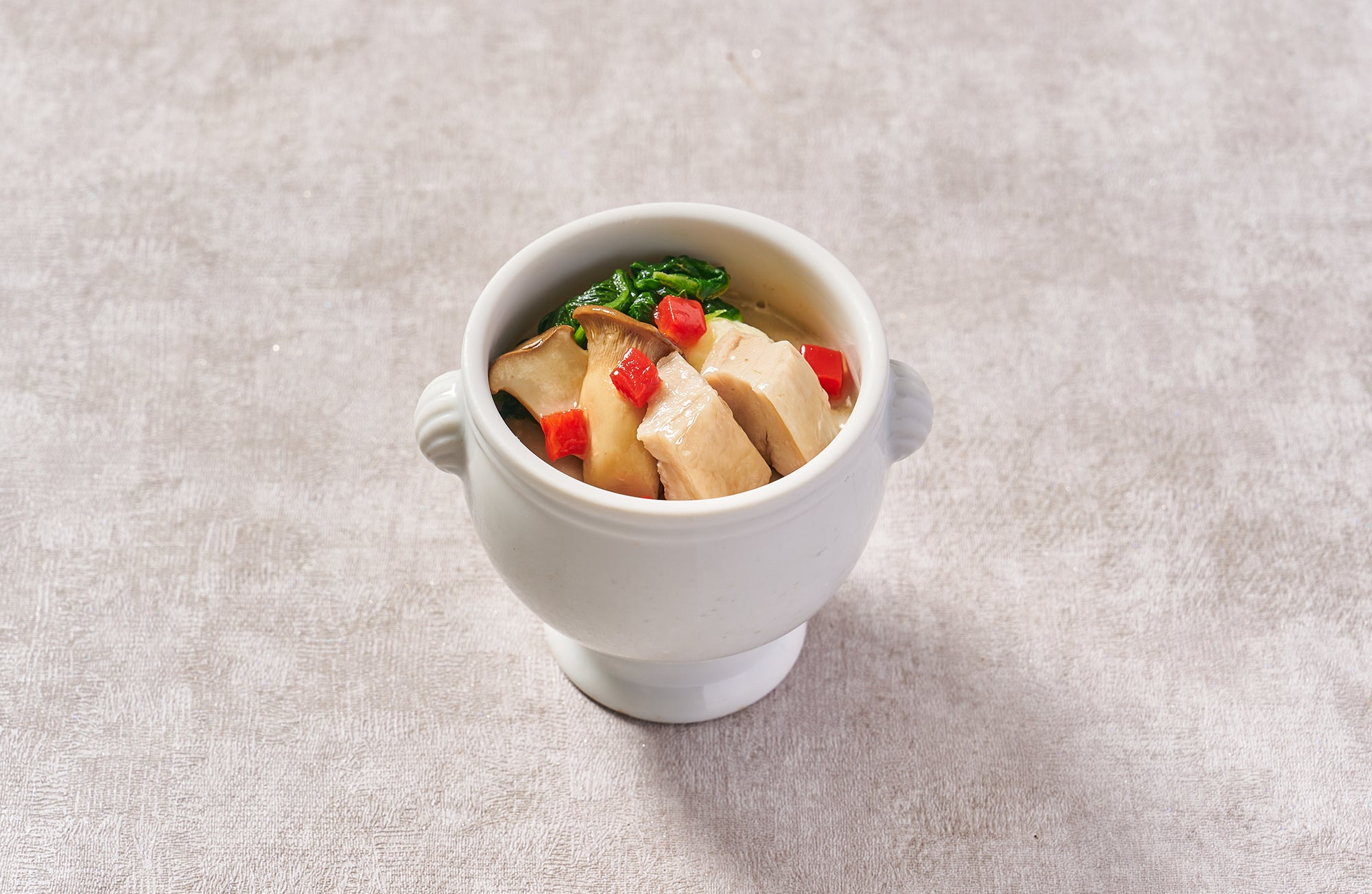 トリュフ香るチキンコンフィとマッシュルームのスープ