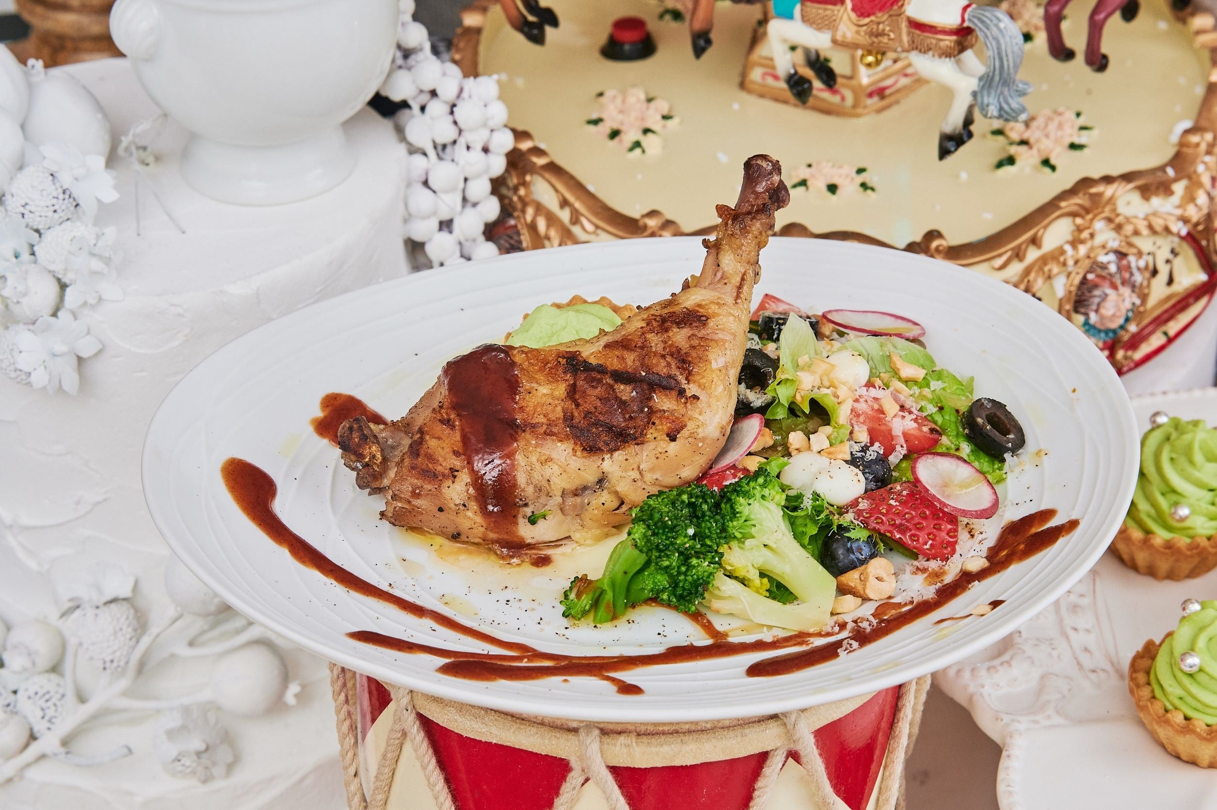 骨付き鶏もも肉のロースト グレイビーソース マッシュポテト