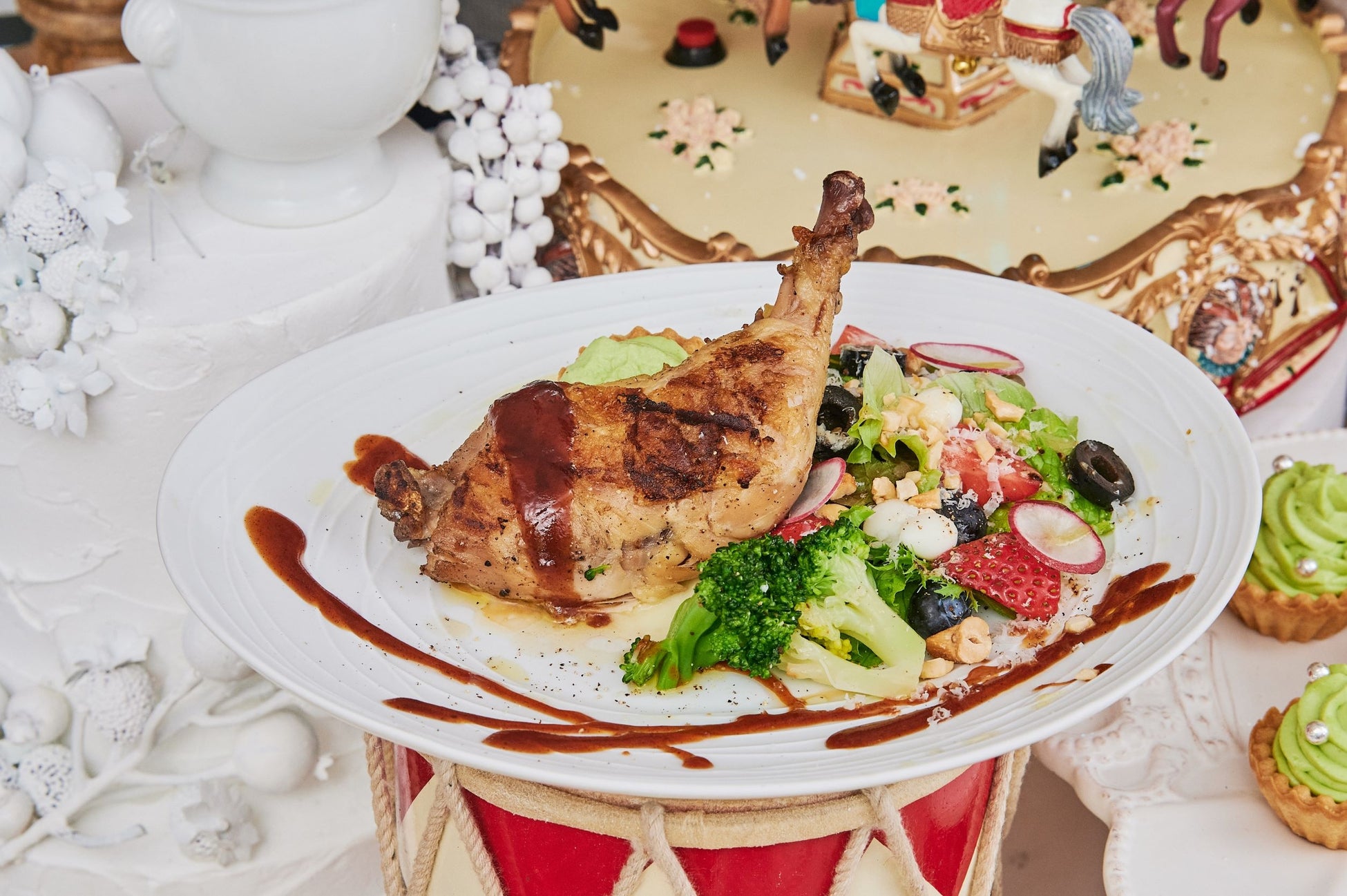 骨付き鶏もも肉のロースト グレイビーソース マッシュポテト