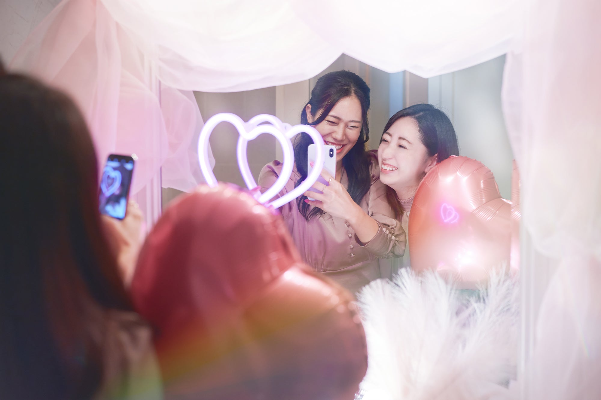 フォトジェニックな写真撮影が楽しめるハート型のライトやバルーンなどかわいいアイテムを用意