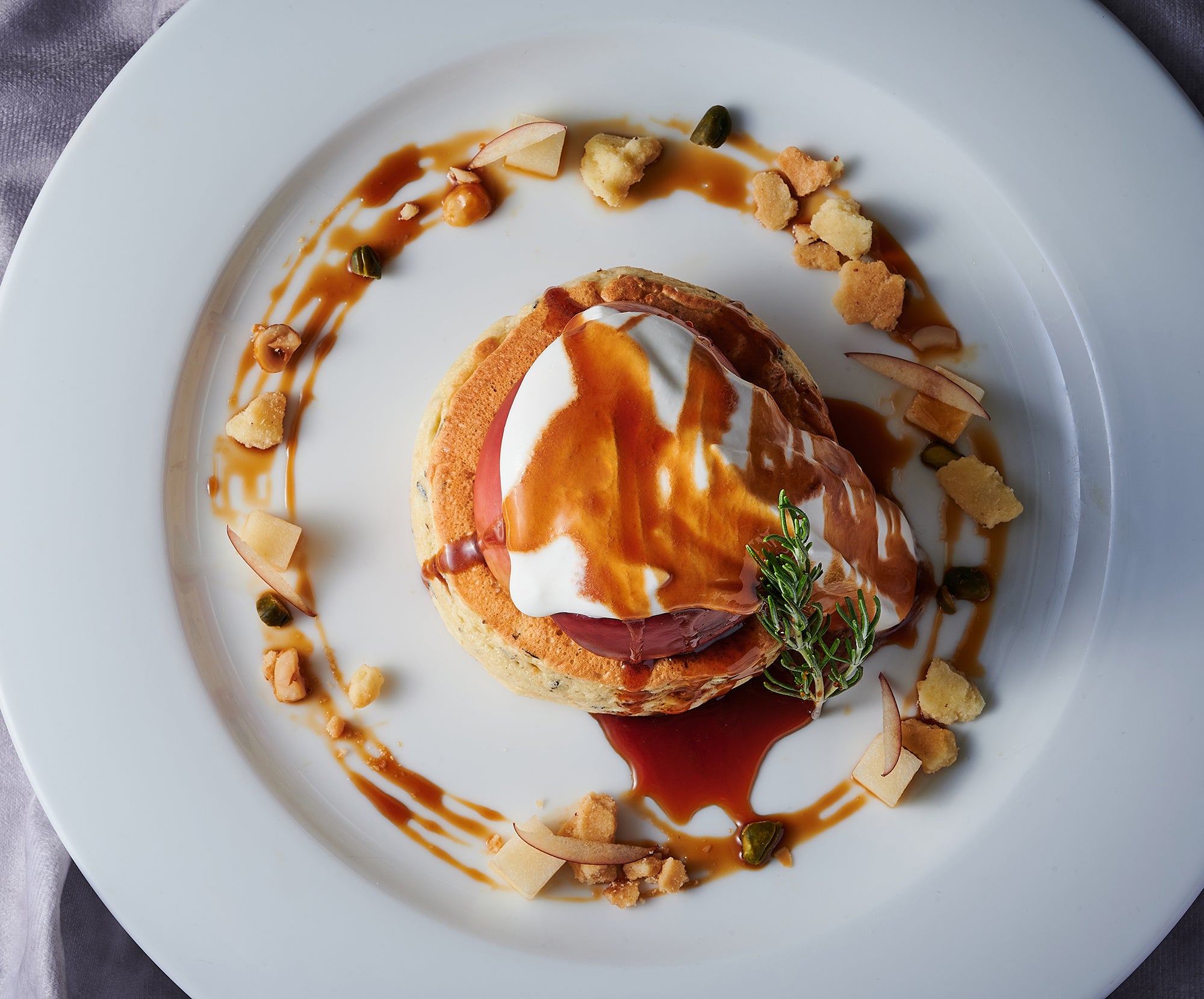 香ばしいナッツ類を添えて食感にアクセントを付ける