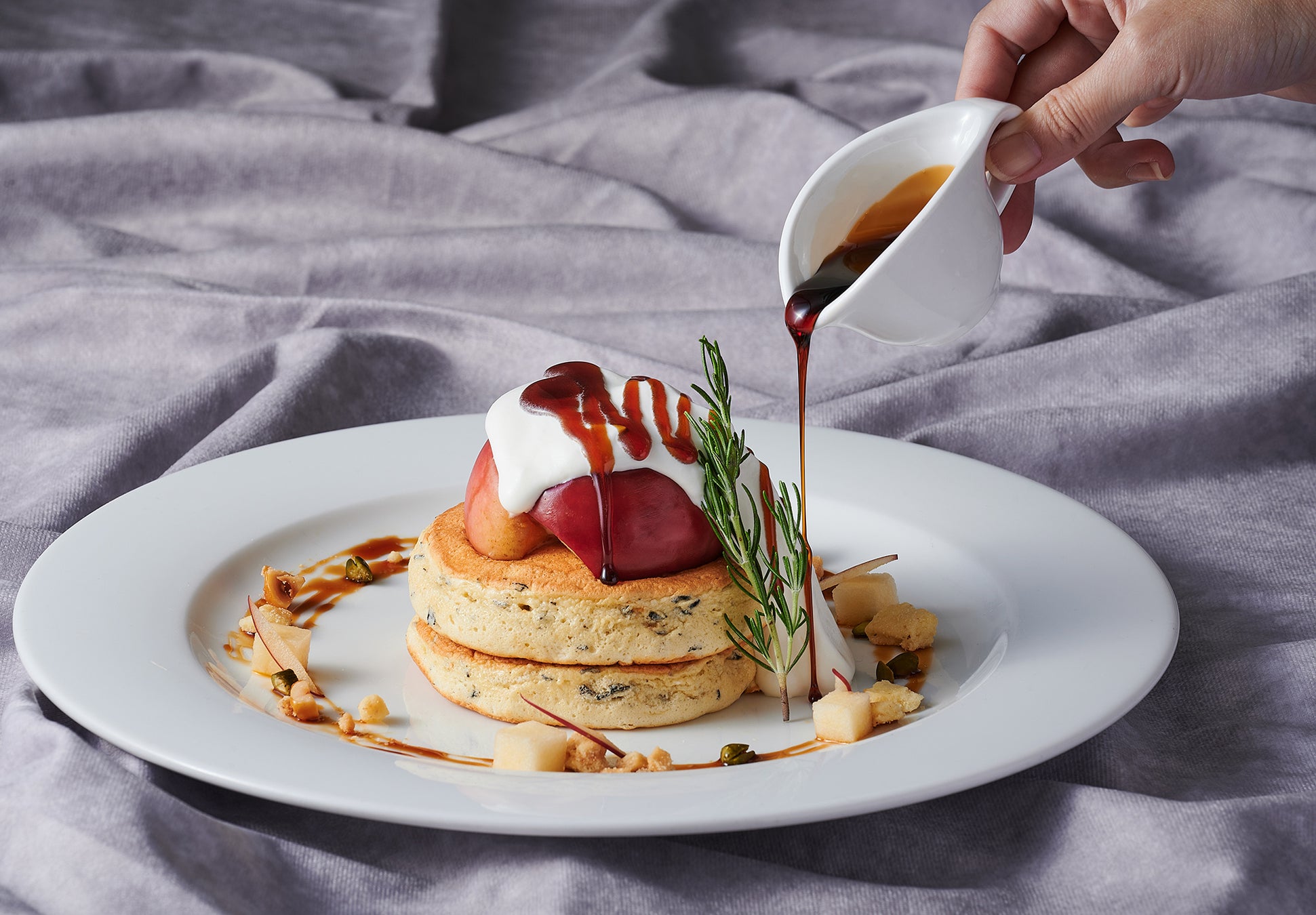冬季限定で旬のりんごの優しい甘さを味わえ、アールグレイの風味が香るパンケーキを提供