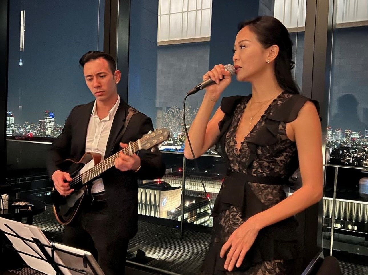 ギターとボーカルによるクリスマスソングのライブミュージック（イメージ）