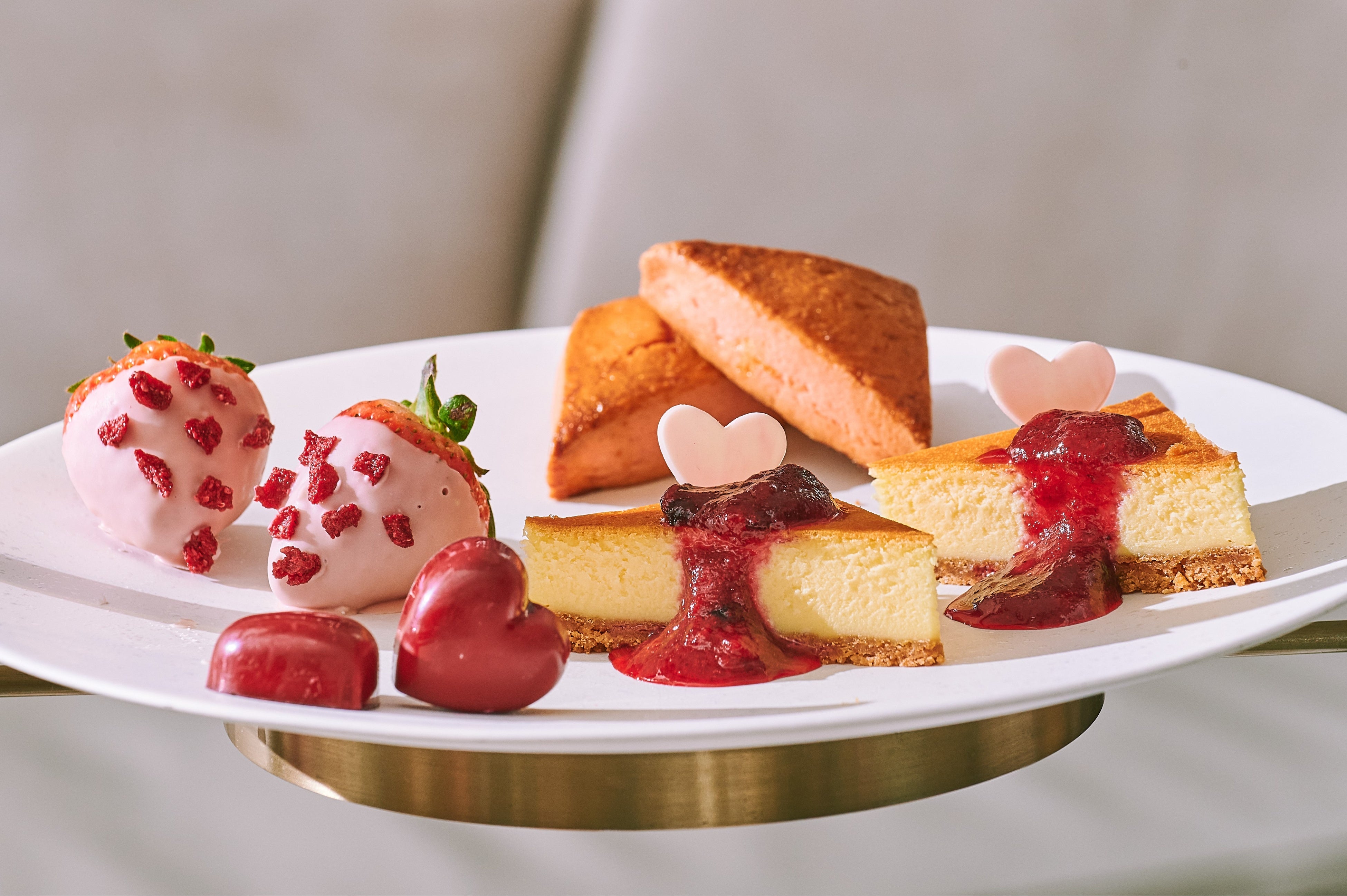 ストロベリーチョコレートディップ／ニューヨークチーズケーキ／ストロベリーソース／カシス ボンボンショコラ／ルビーチョコレート スコーン ベリーコンポート