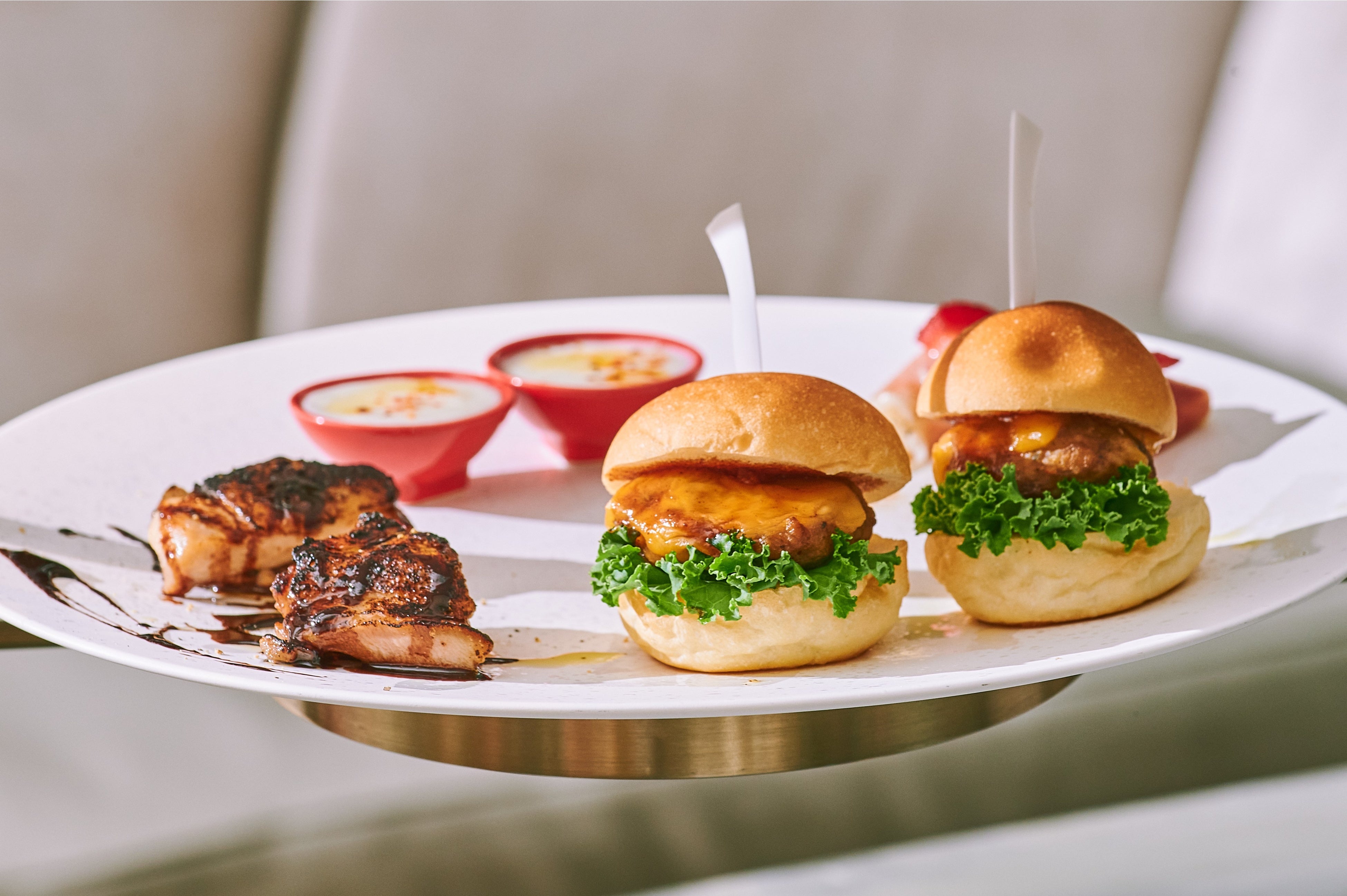 スパイシーチキングリル ダークチョコレートソース／TAVERN特製ミニバーガー／ホワイトチョコレートとカリフラワーのムース／マッシュポテトとイチゴの生ハムロール