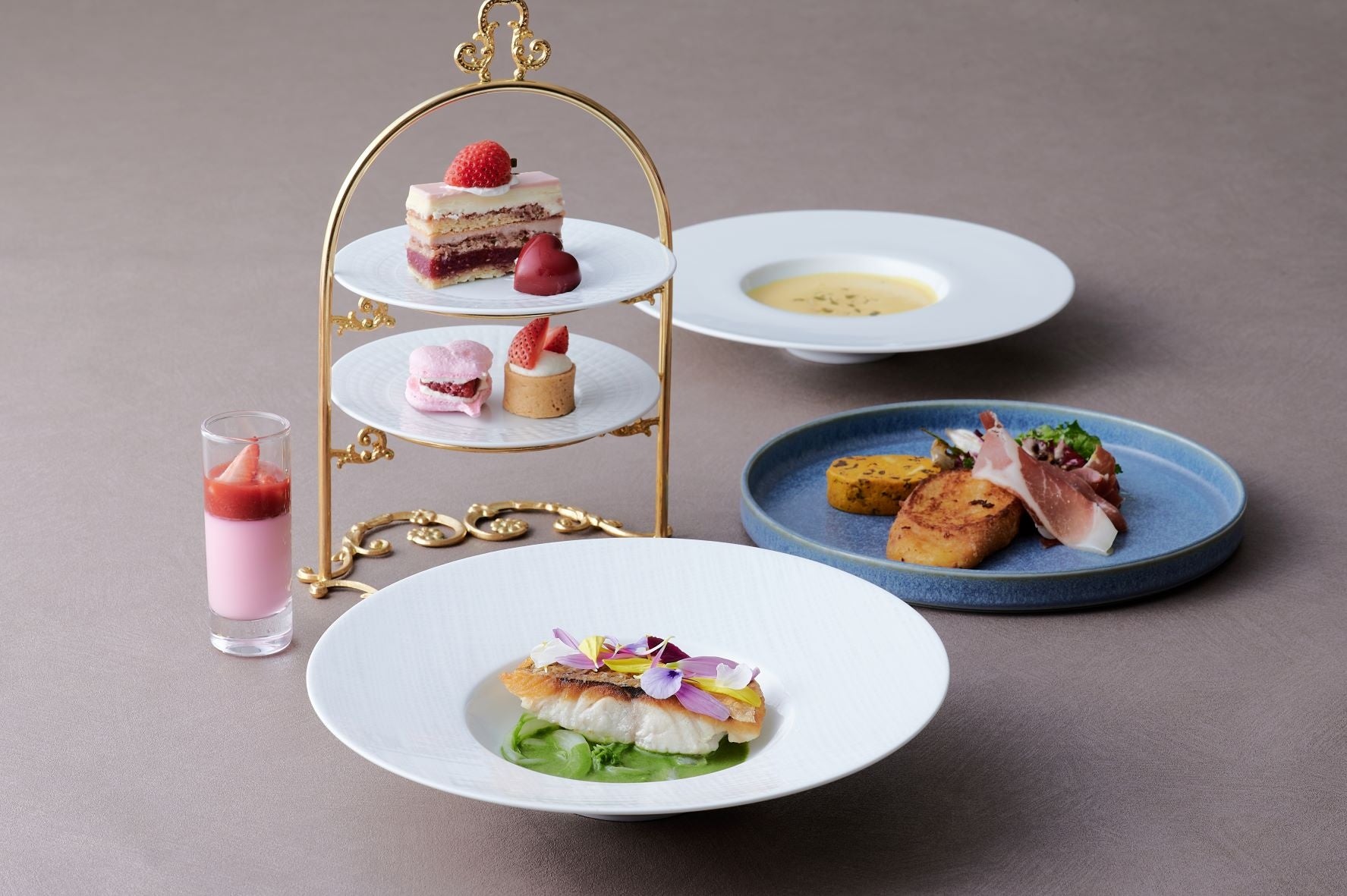 「ミニアフタヌーンティー付ランチコース」¥3,480 も同時販売 