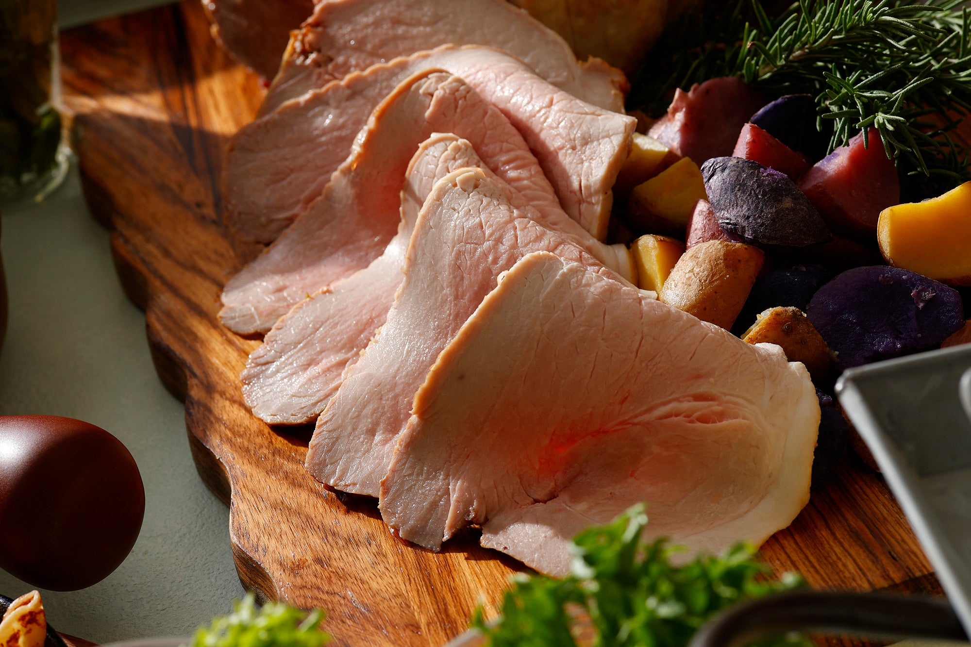 ストロベリーソースでお楽しみいただくローストポーク