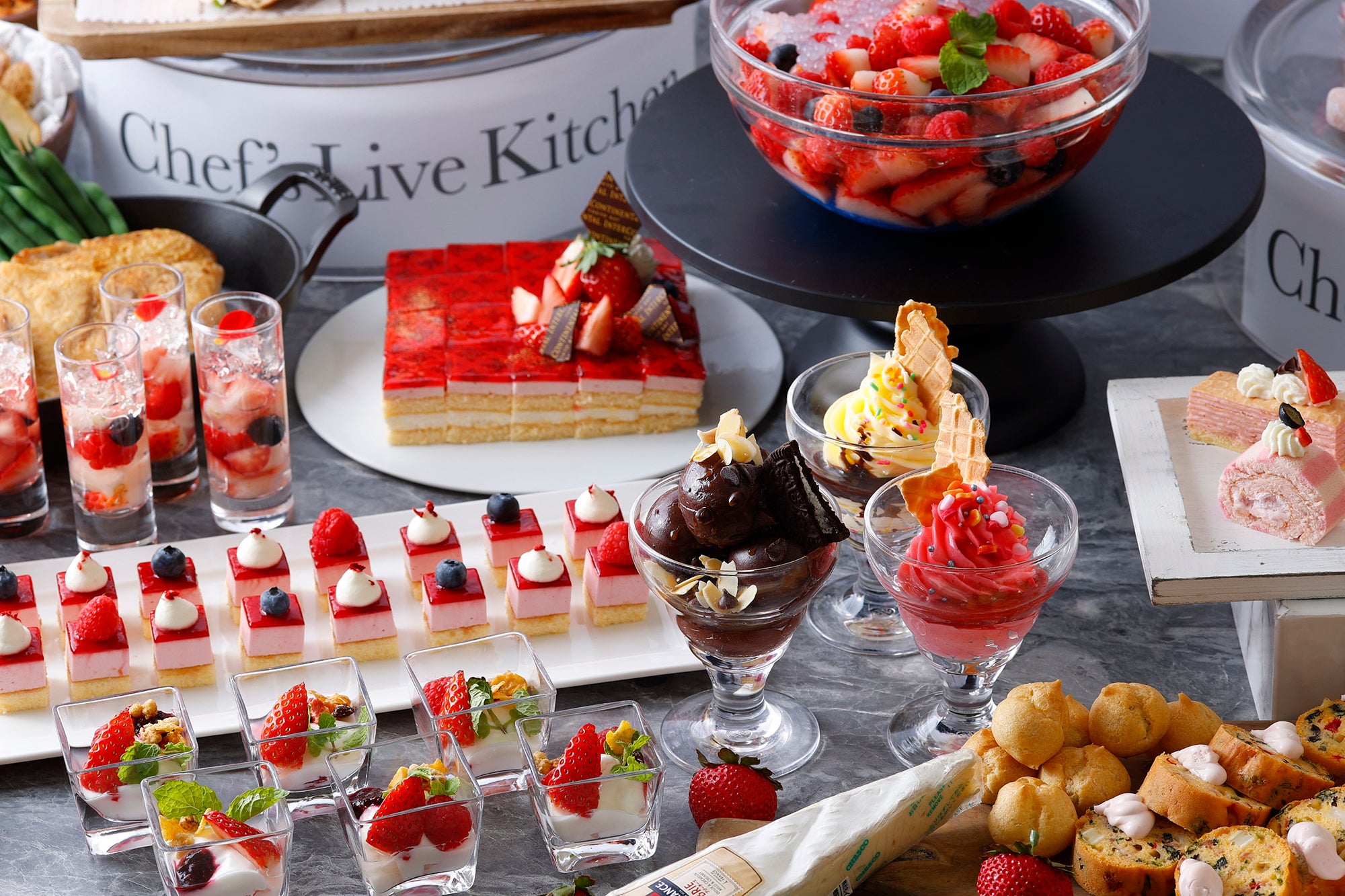 旬の苺とチーズの彩り豊かなデザートをラインナップ