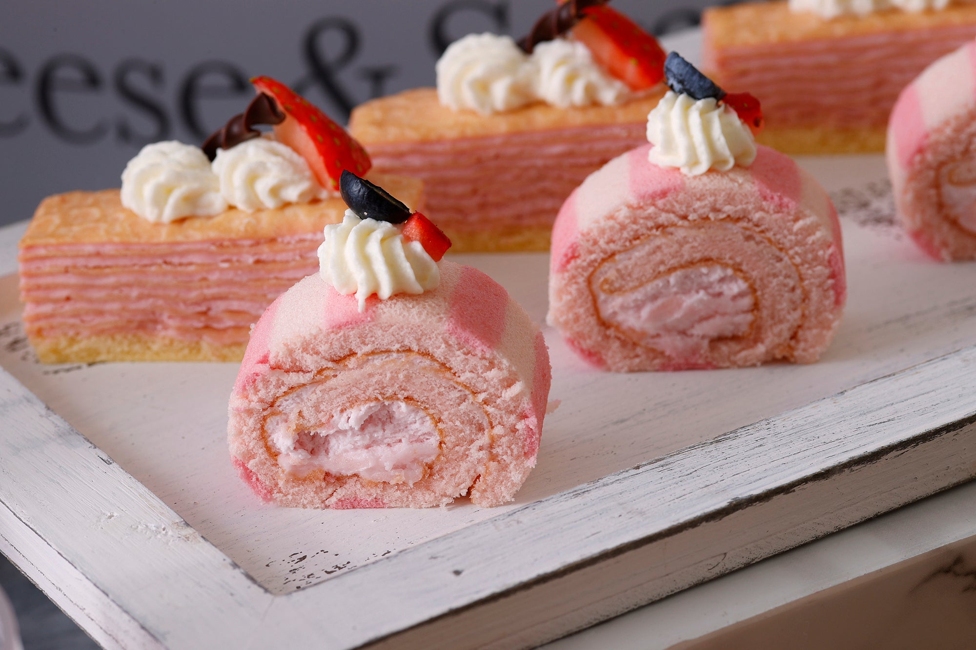 苺のロールと苺のミルクレープ