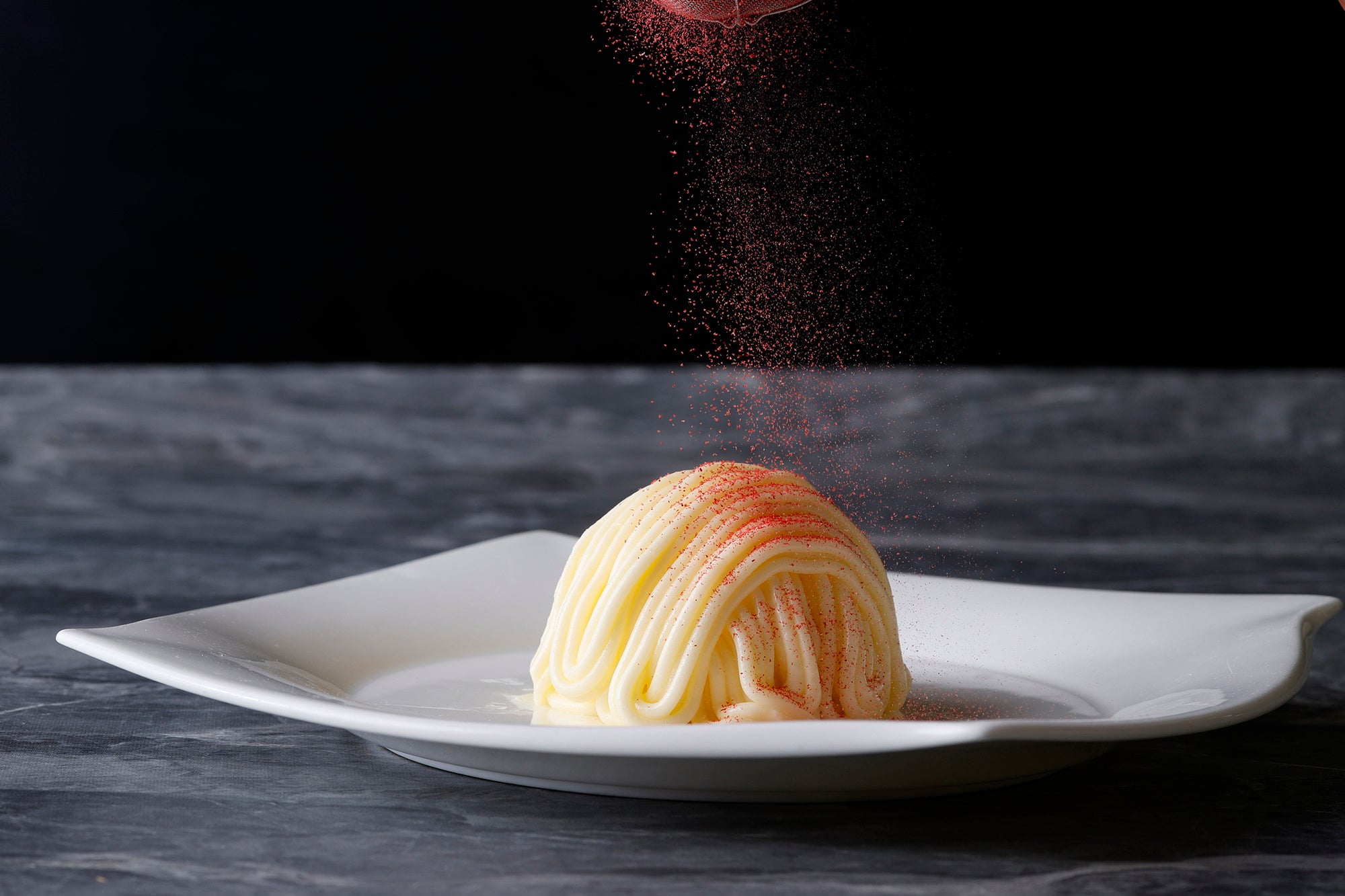 目の前で仕上げるしぼりたてクリームチーズモンブラン