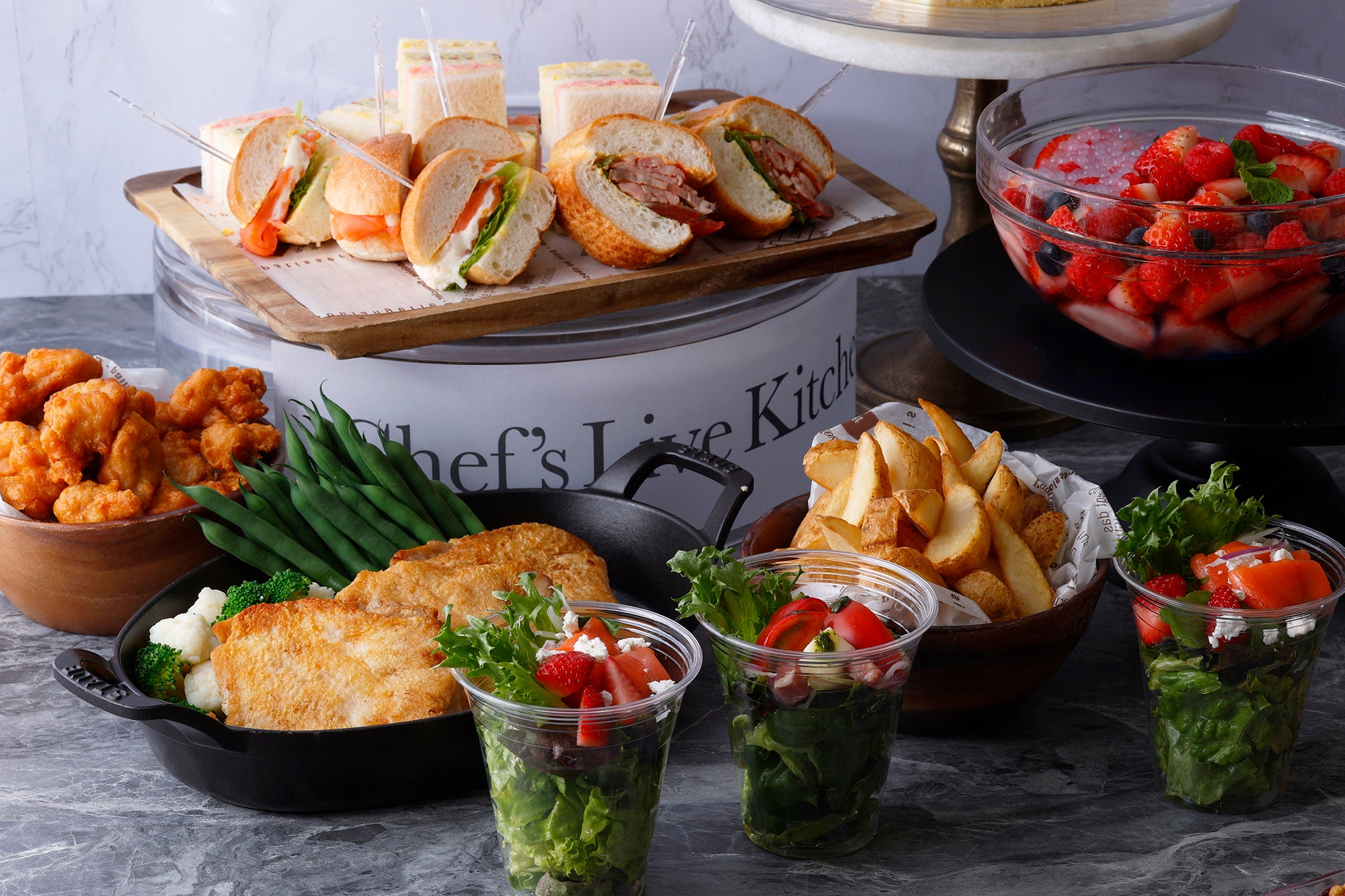 日替わりで多彩な温製料理を提供