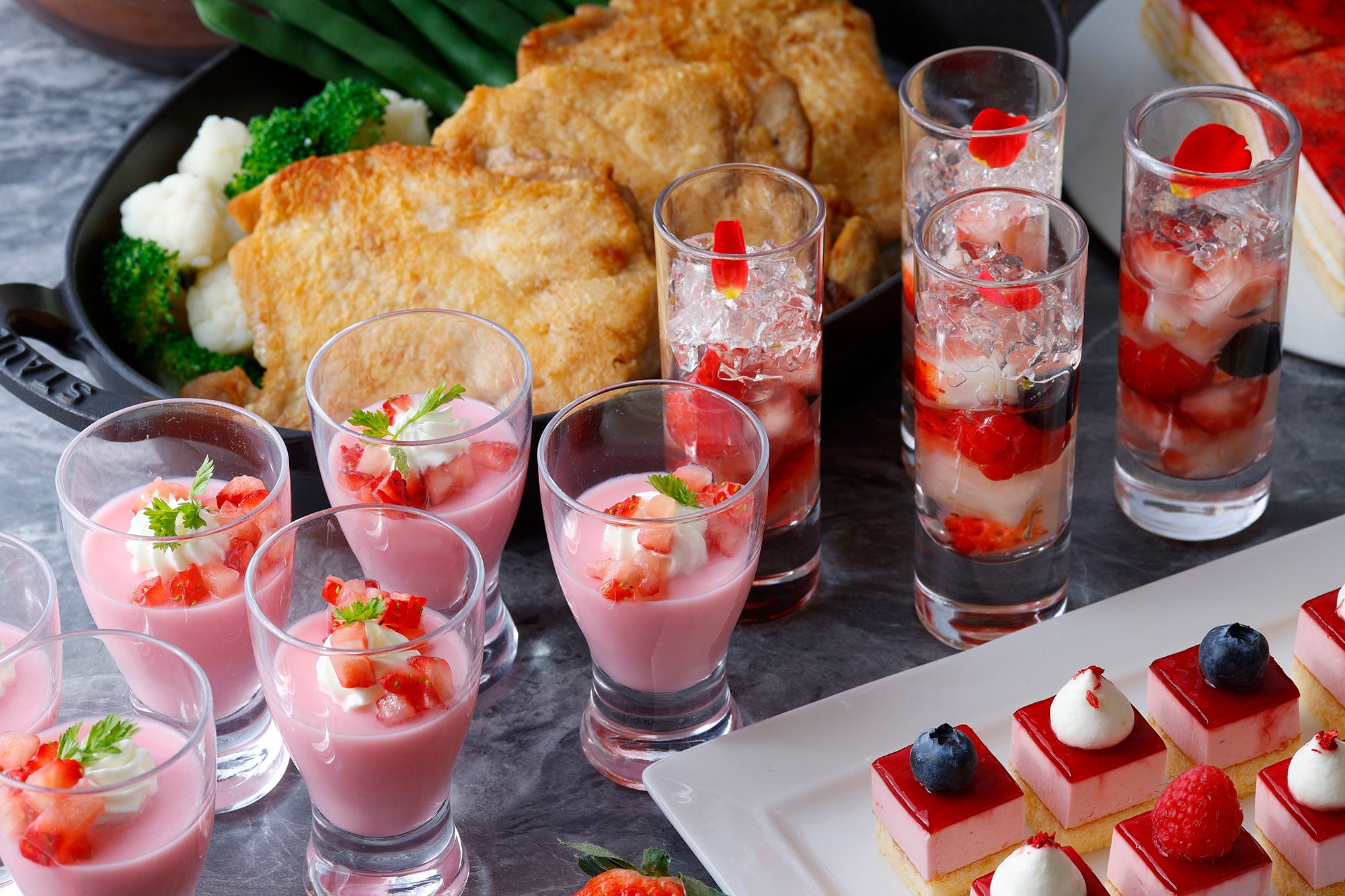 苺づくしのバラエティ豊かなスイーツを用意