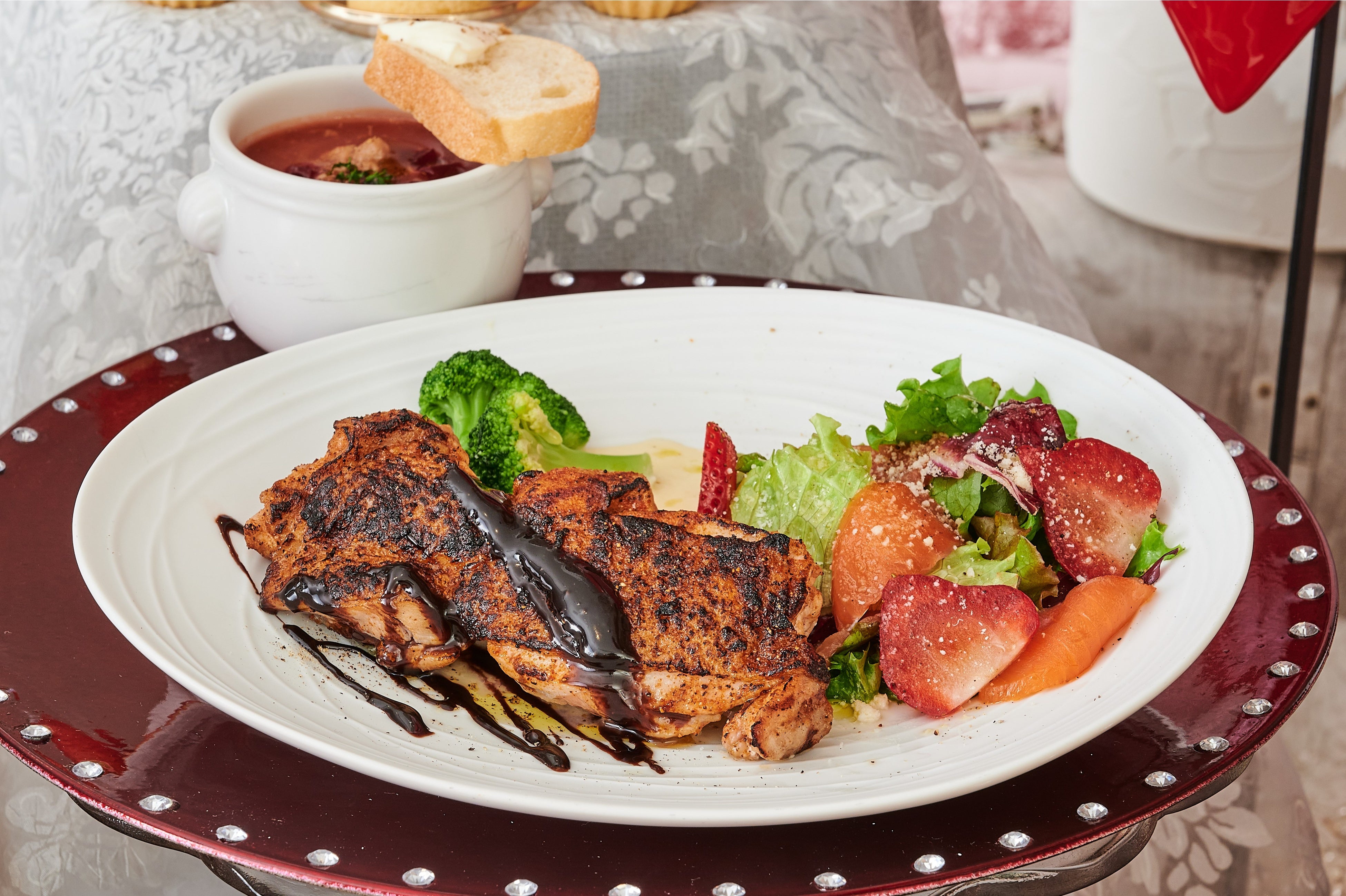 スパイシーグリルチキン　ダークチョコレートソース