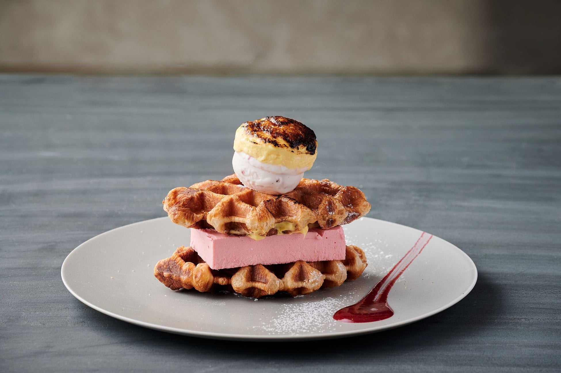 東京・表参道の「ザ ストリングス 表参道」は12月26日〜2023年3月6日まで、2階の「TAVERN by the green(タバーン・バイ ザ グリーン)」にて「炙り クロッフルチーズケーキサンド~苺尽くし~」を展開する。