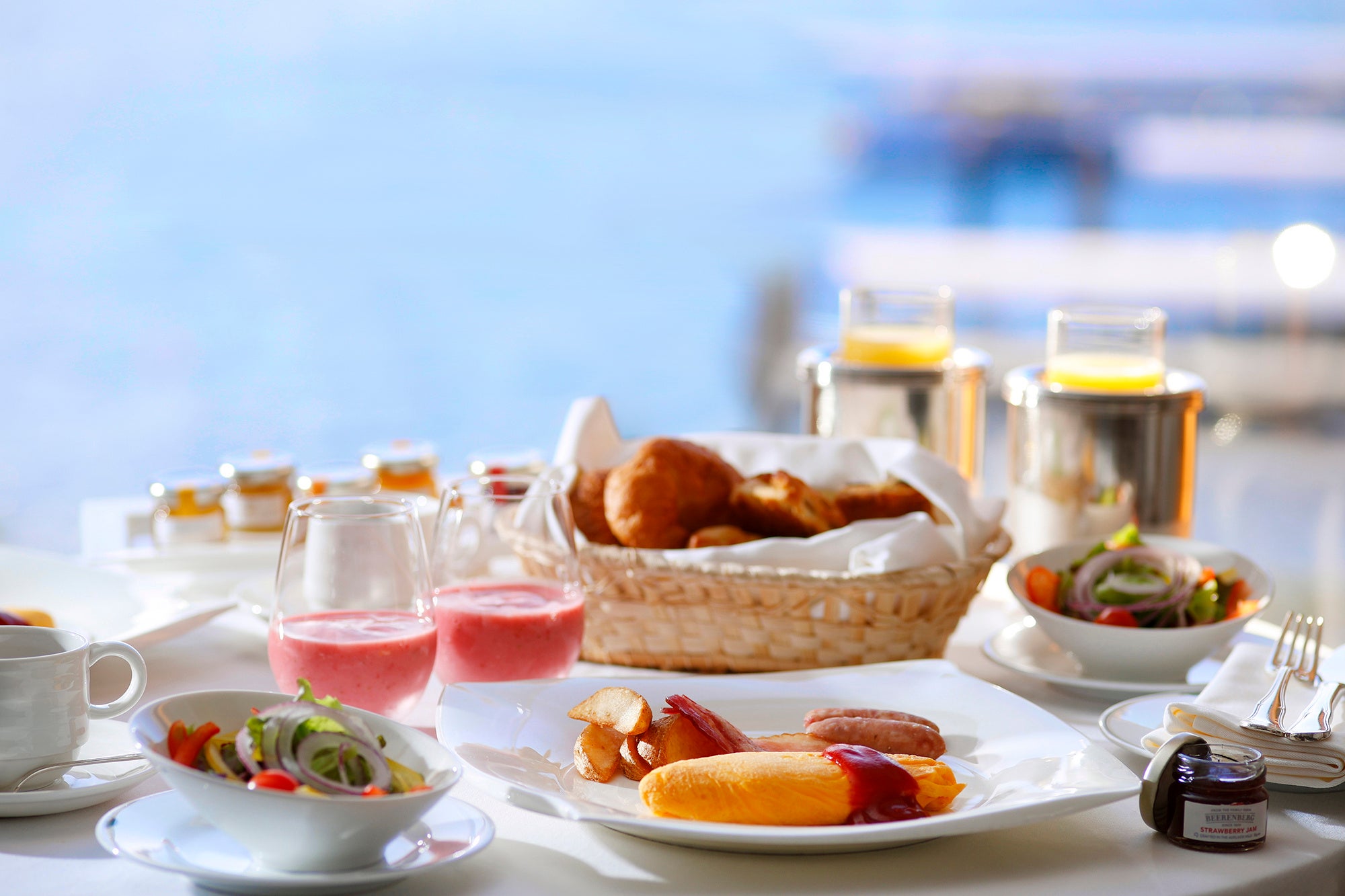 サステナブルへの共感と農家への応援から生まれたストロベリースムージーを用意