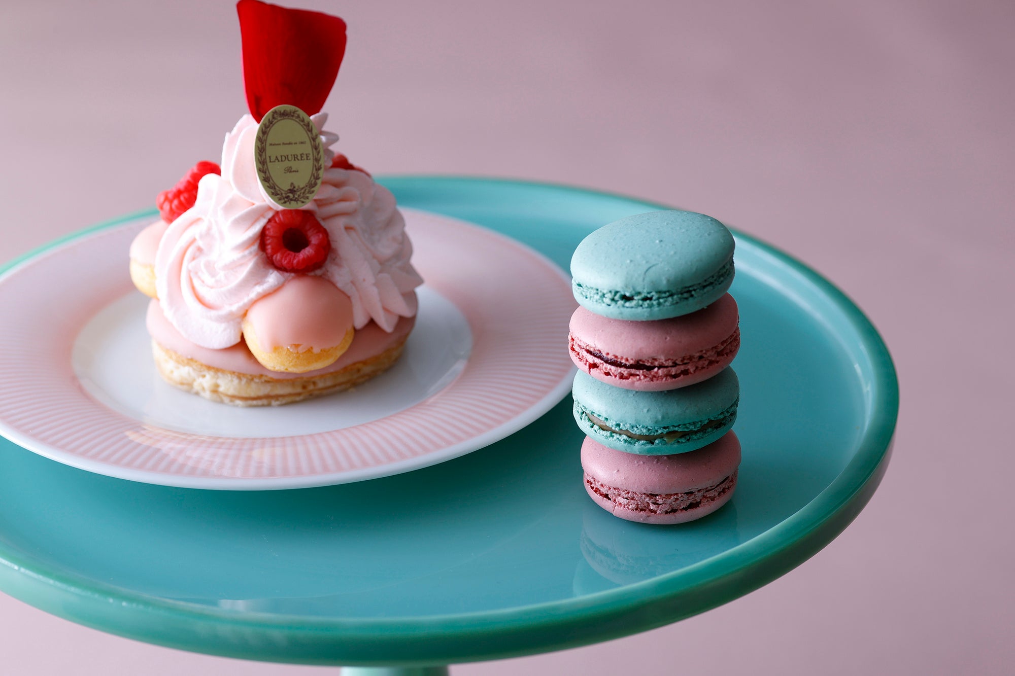ラデュレから心華やぐパティスリーや マカロンをお届け
