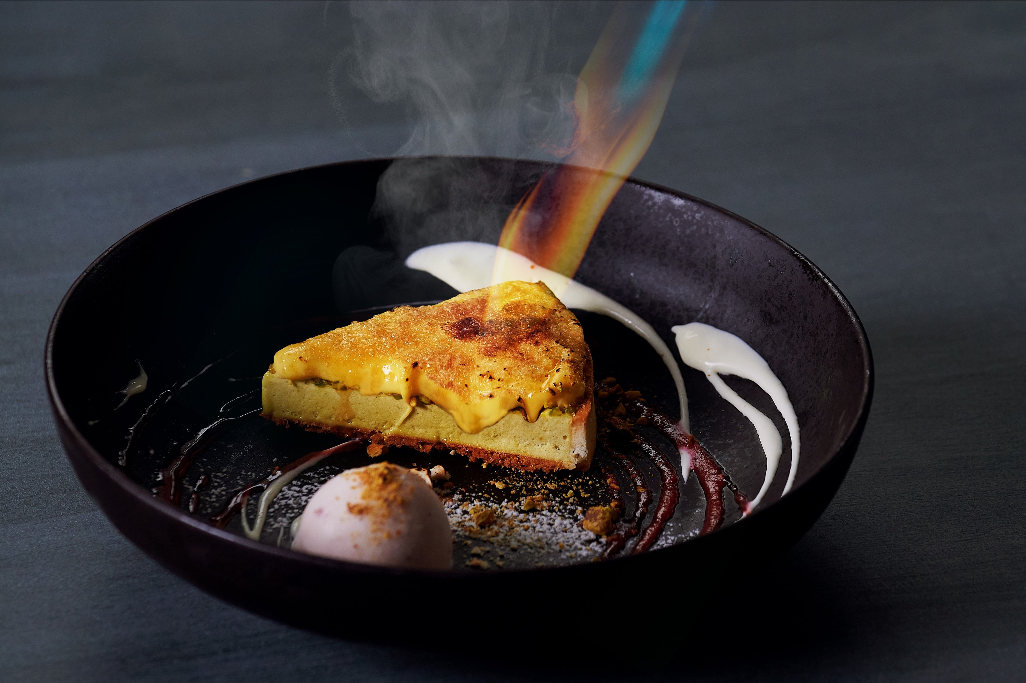 目の前で炙って仕上げる「炙りピスタチオチーズケーキ」