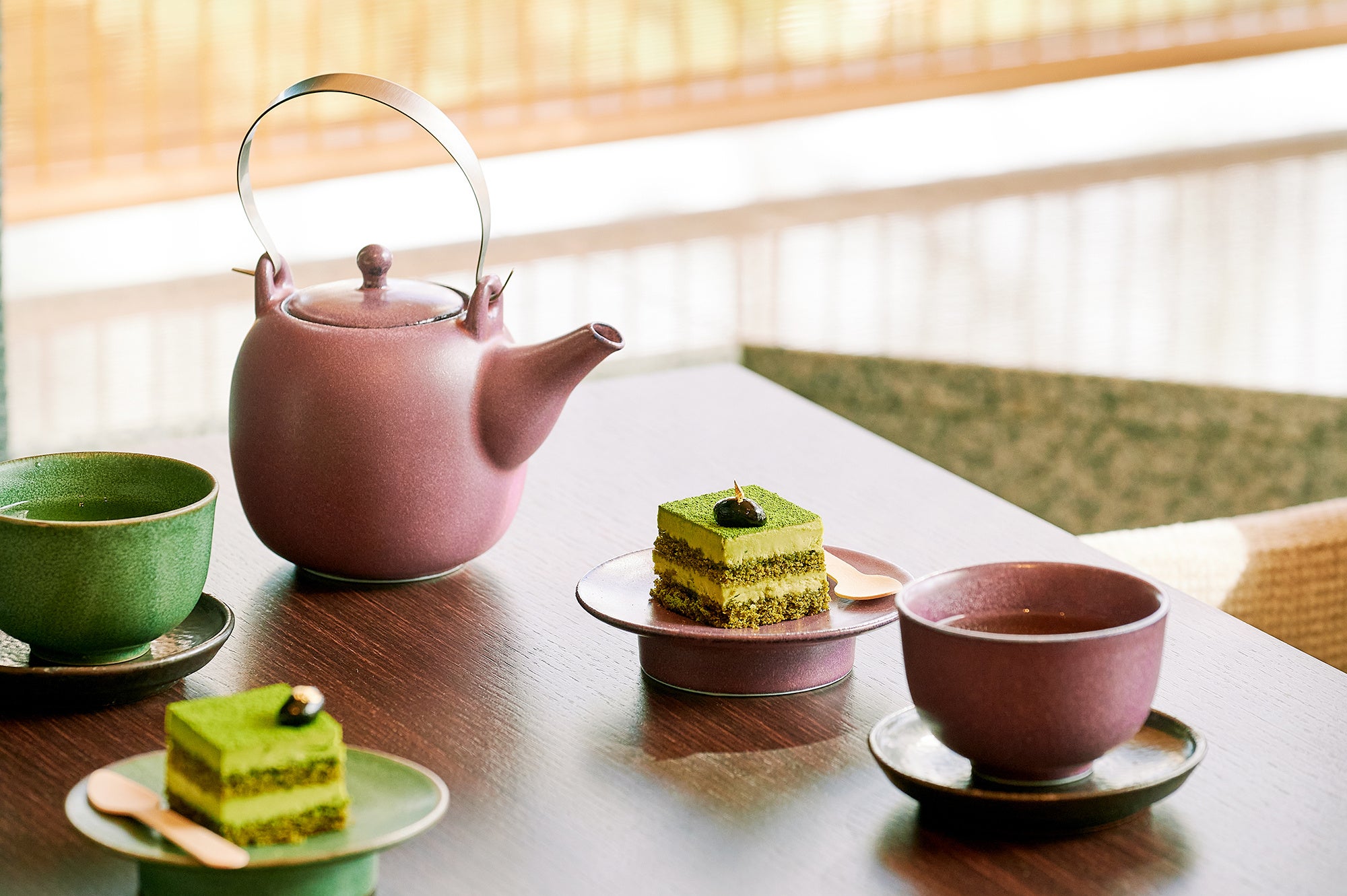 ウェルカムとして選りすぐりの日本茶と和スイーツでおもてなし