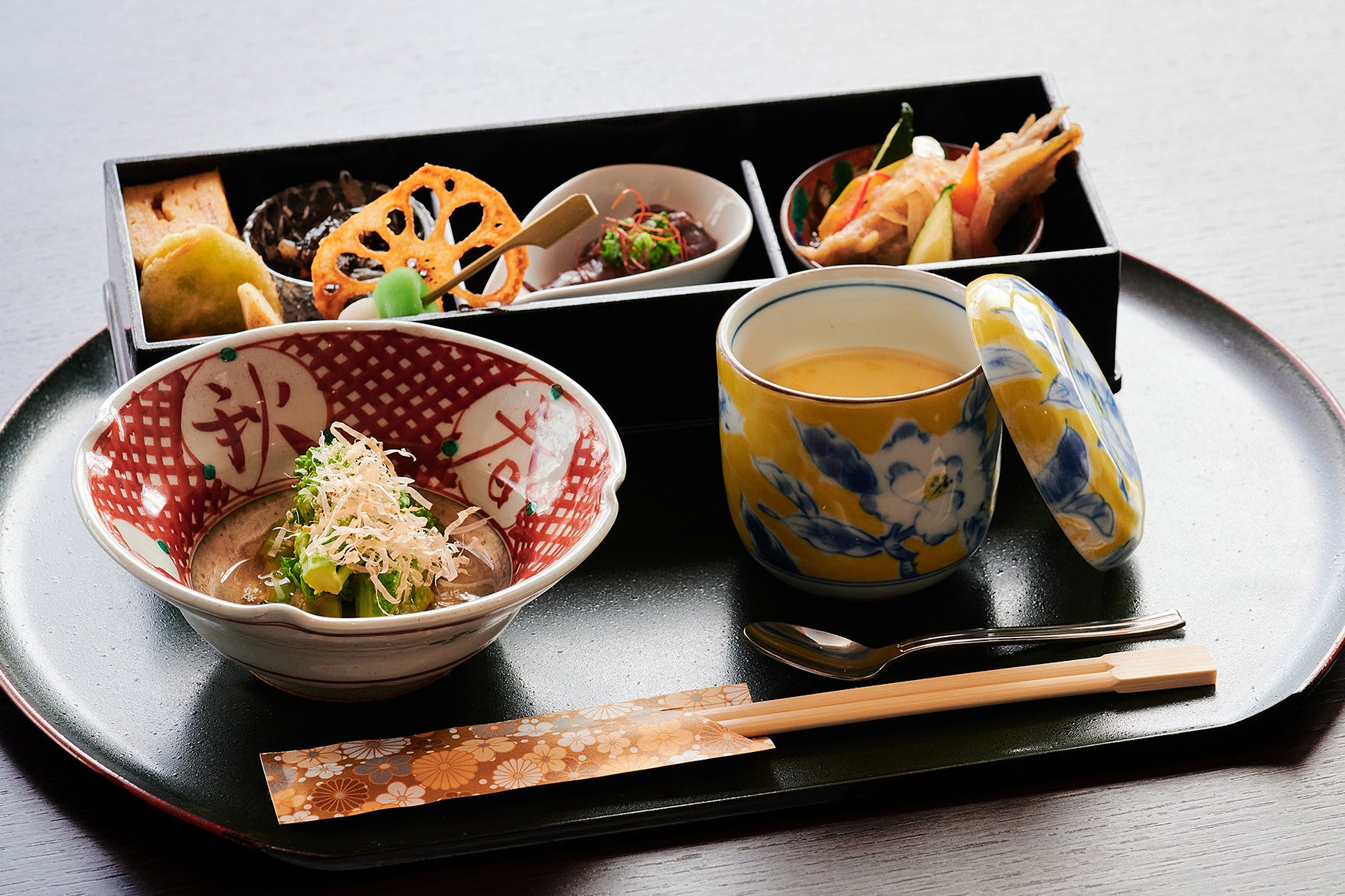 一の膳は前菜三種、季節のおひたし、茶碗蒸しを提供
