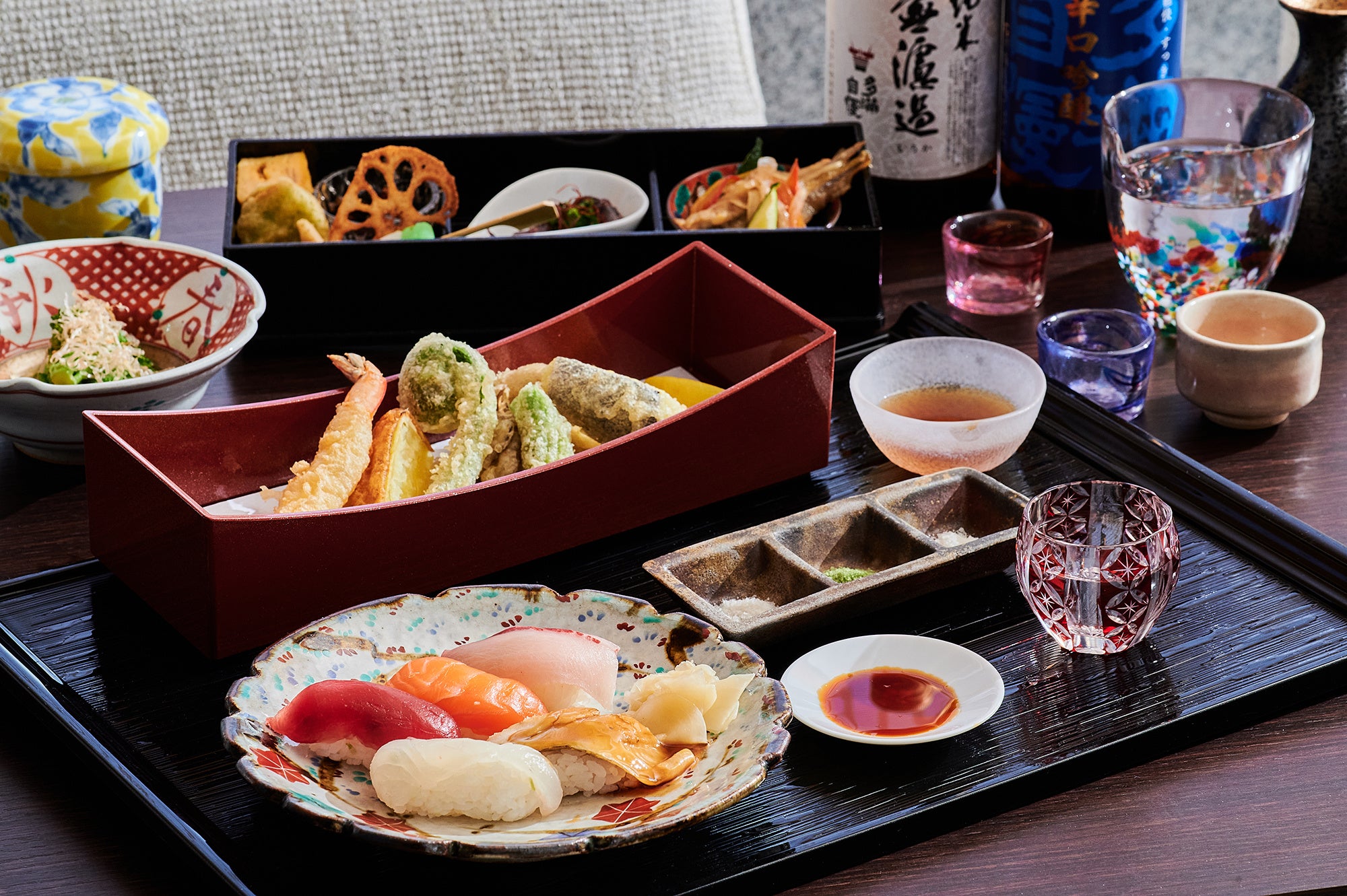 揚げたての天ぷら、新鮮なネタを握った寿司など和風御膳スタイルを楽しめる