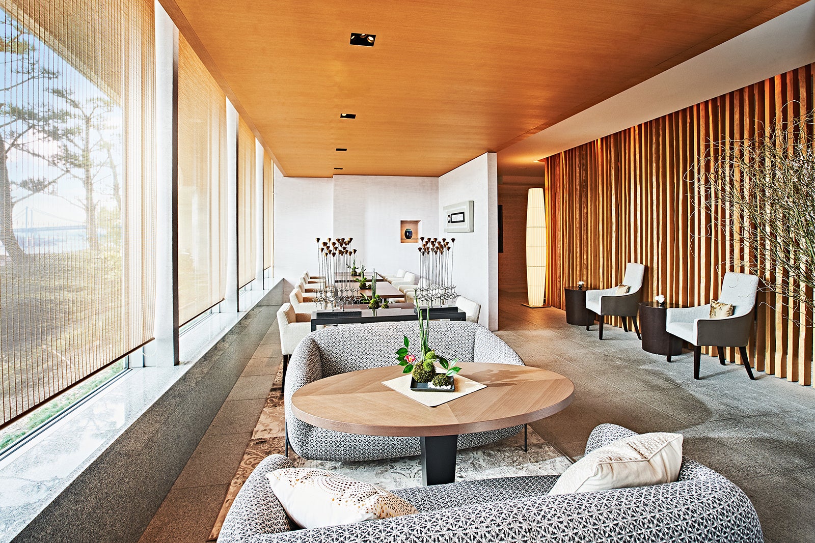 自然光がふりそそぎ、東京湾を眺めることができる