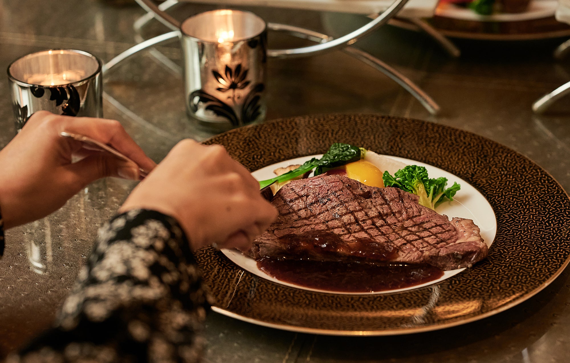 メインディッシュにサーロインステーキを用意