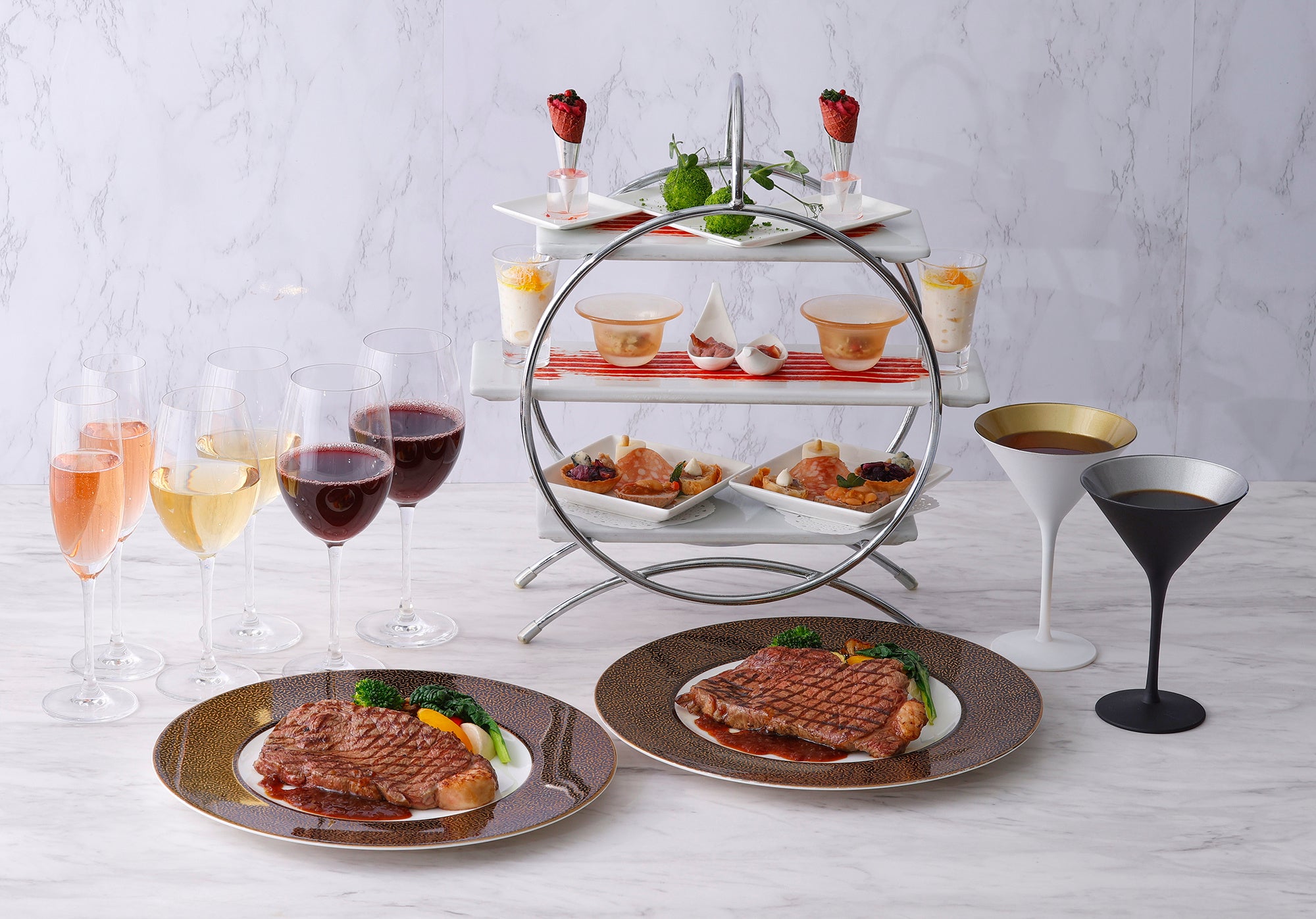 ビールや赤白ワインを含むフリーフローを楽しみながら、旬の食材を使ったスタンドスタイルのオードブルを堪能