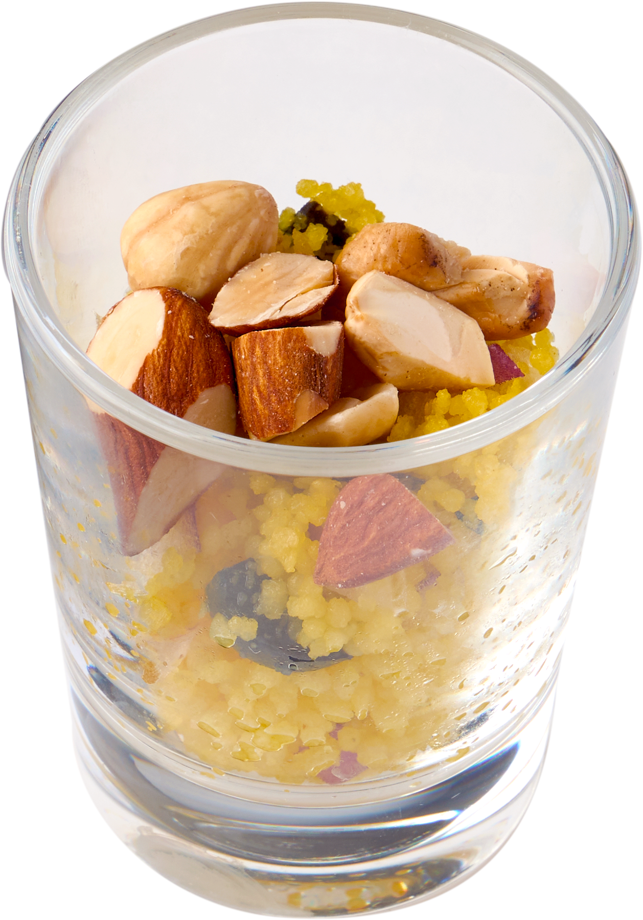 「カリッとナッツのタブレサラダ」黄色味かかったクスクスと黒 オリーブを入れたヘルシーな一品。森をイメージさせたナッツをアクセントにして食感をお楽しみください。