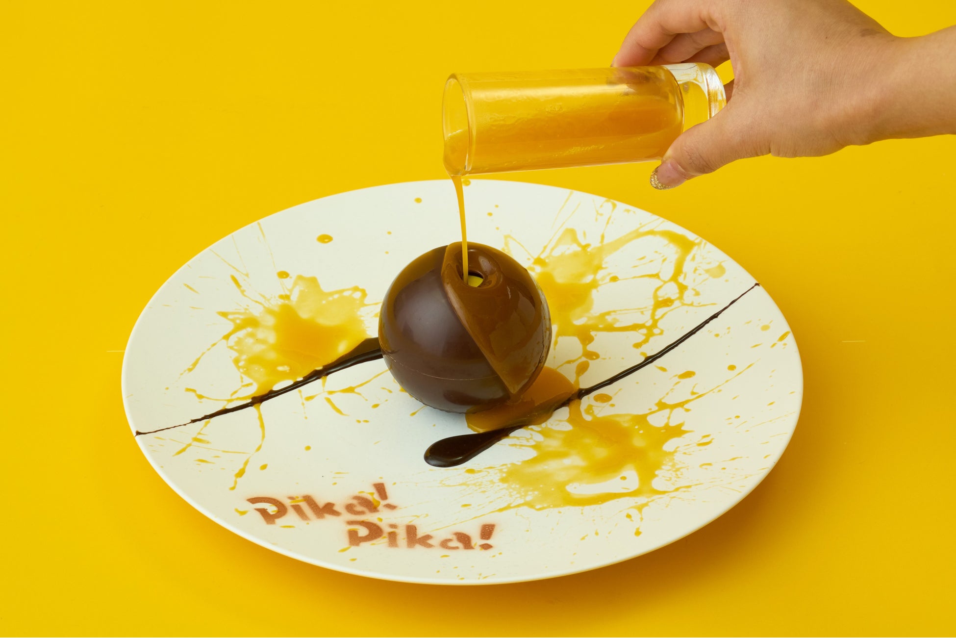 チョコレートドームを溶かして食べ進める「ピカチュウ スペシャルデザート」(オプション)