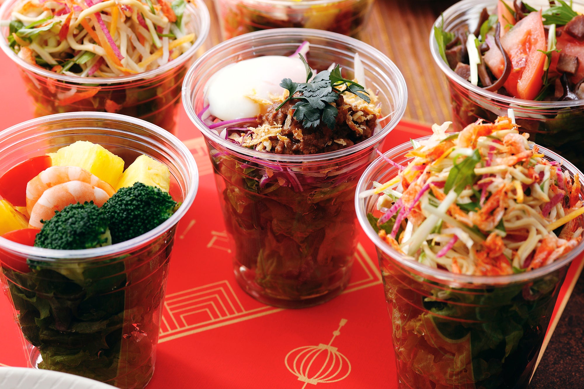 パイナップルやビーフンなど、台湾ならではの食材を使った台湾風サラダ