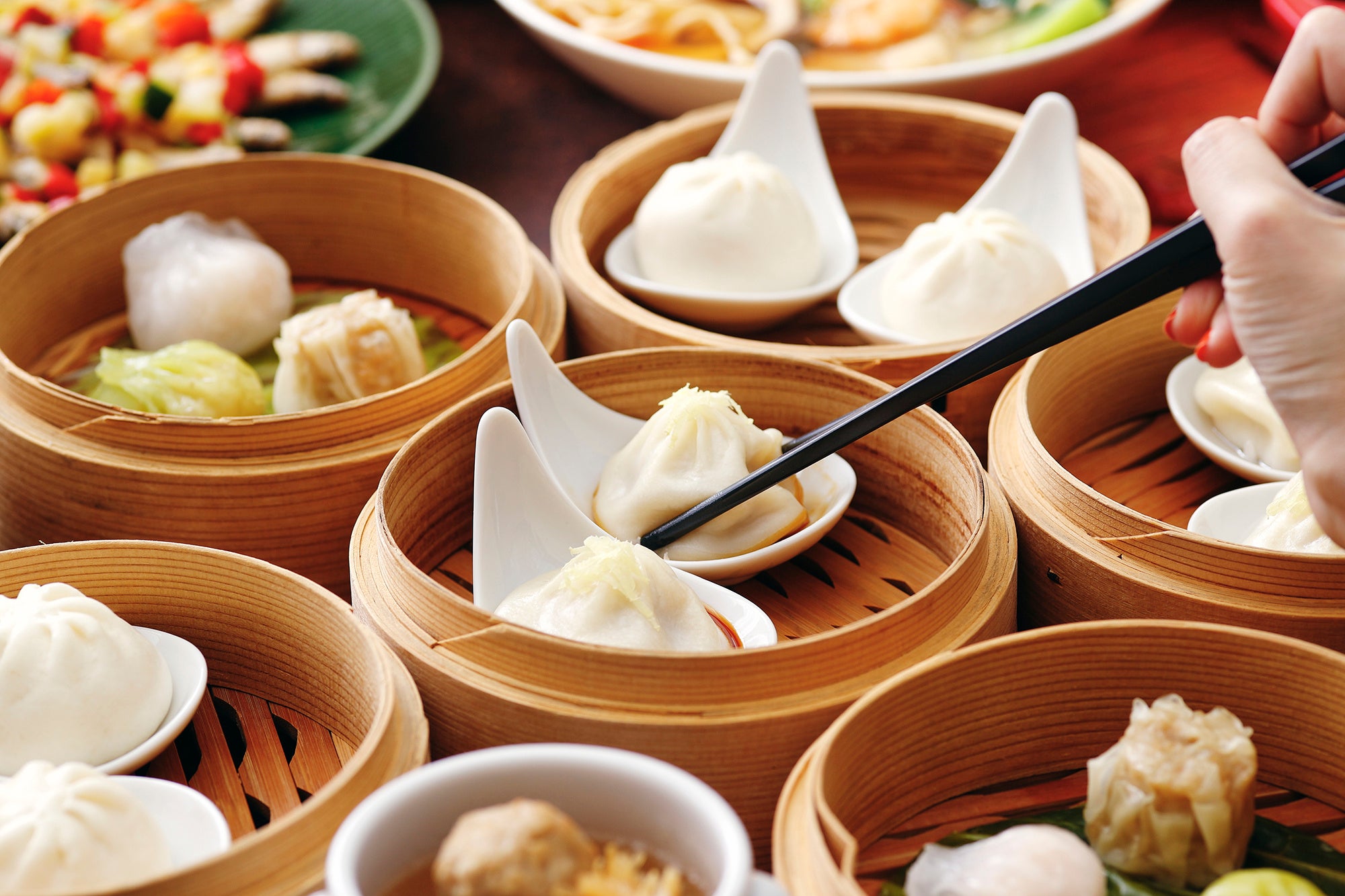 点心など充実したライトミールを提供