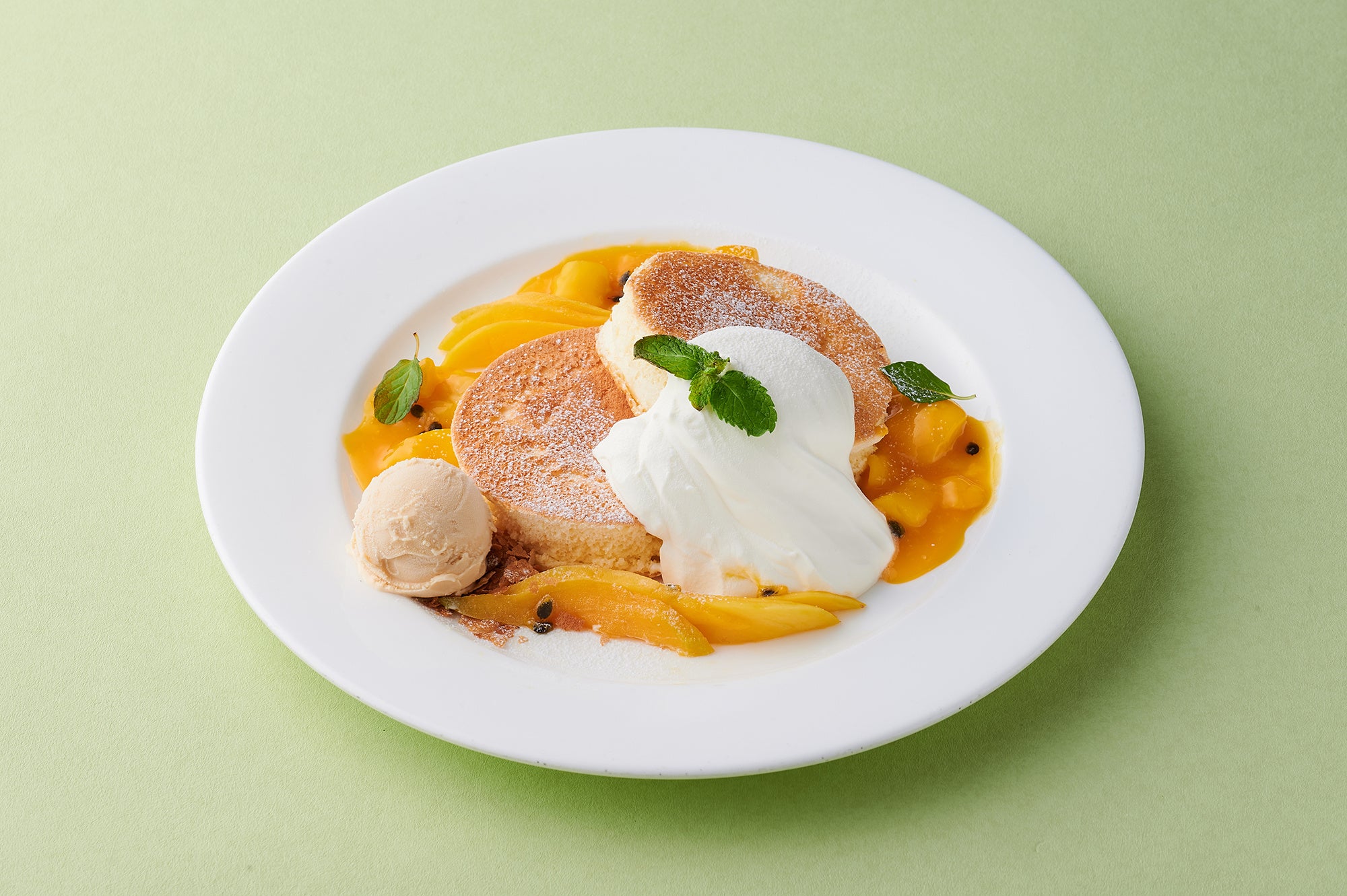 旬を迎えるマンゴーを贅沢に使った、夏の味覚が楽しめるスフレパンケーキをお届け