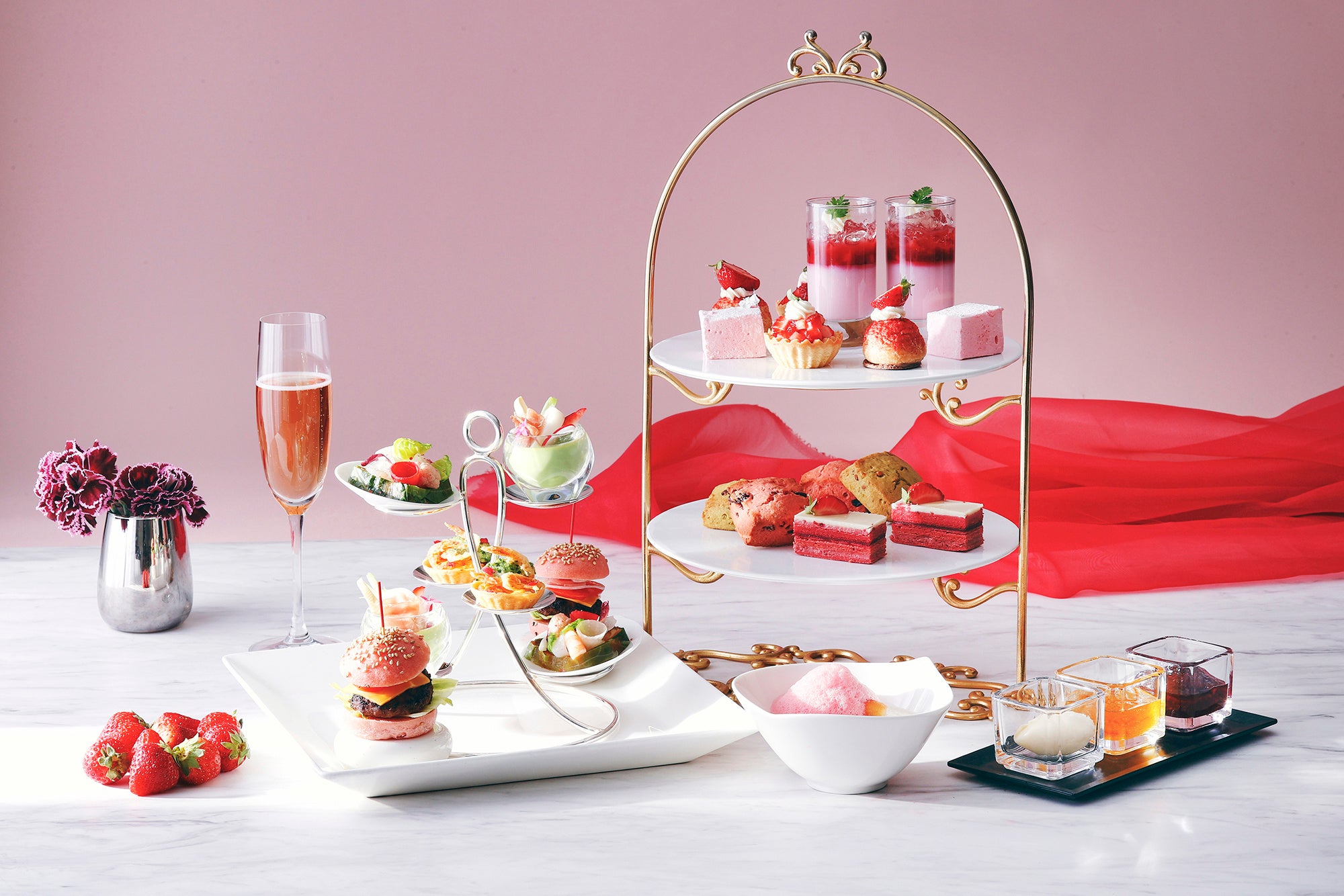 マンハッタンでは、オリジナルのセイボリーが付いたストロベリーアフタヌーンティーを提供