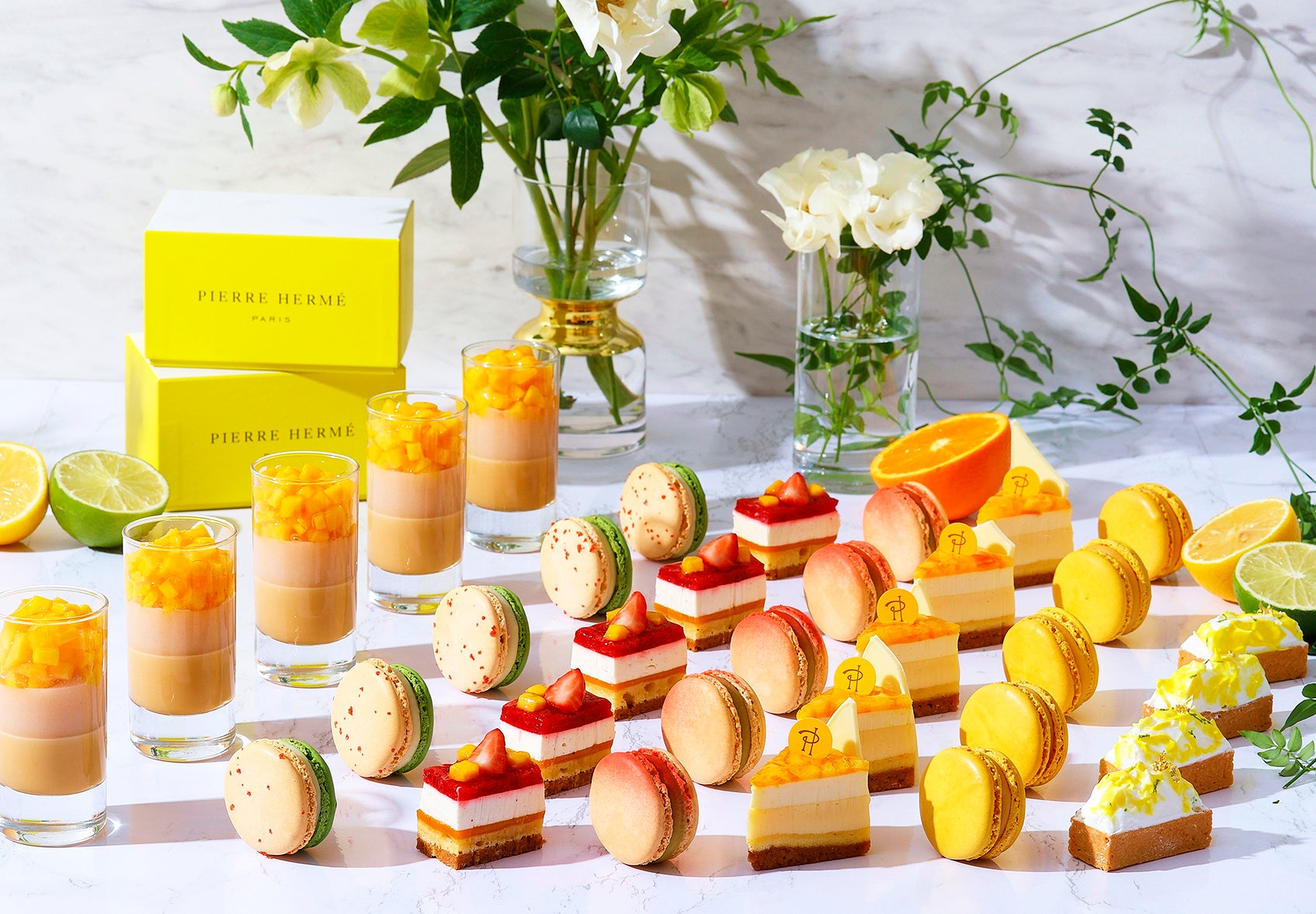 魔法にかかったサマーフルーツのスイーツが並ぶ