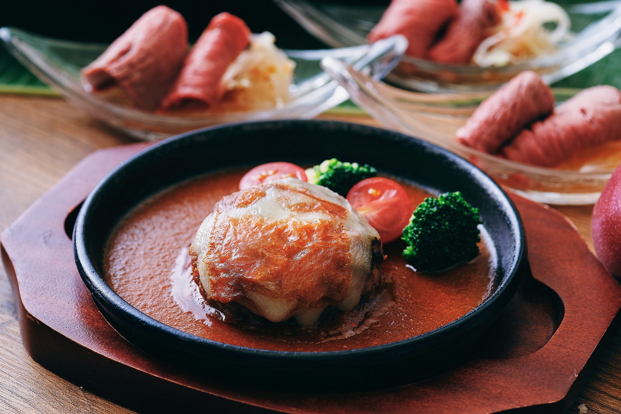 モッツァレラチーズをのせた煮込みハンバーグ