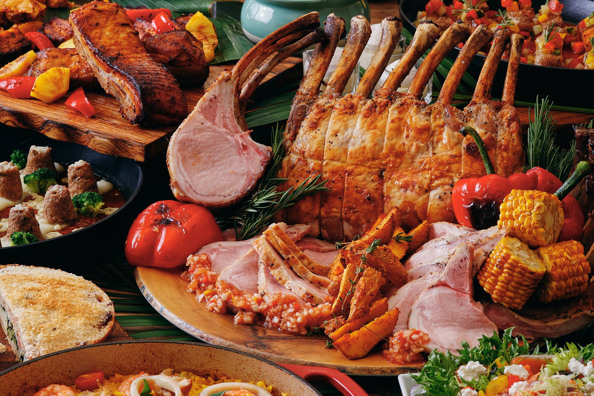 様々なお肉料理にフィーチャー