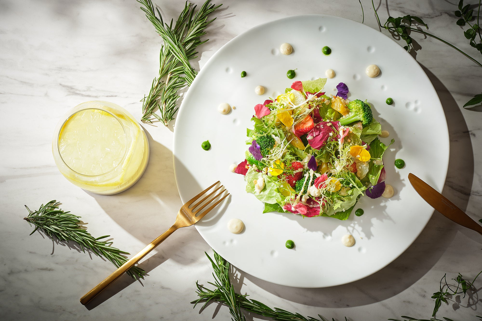 色鮮やかな野菜をふんだんに使い、スタイリッシュに仕上げたサラダ