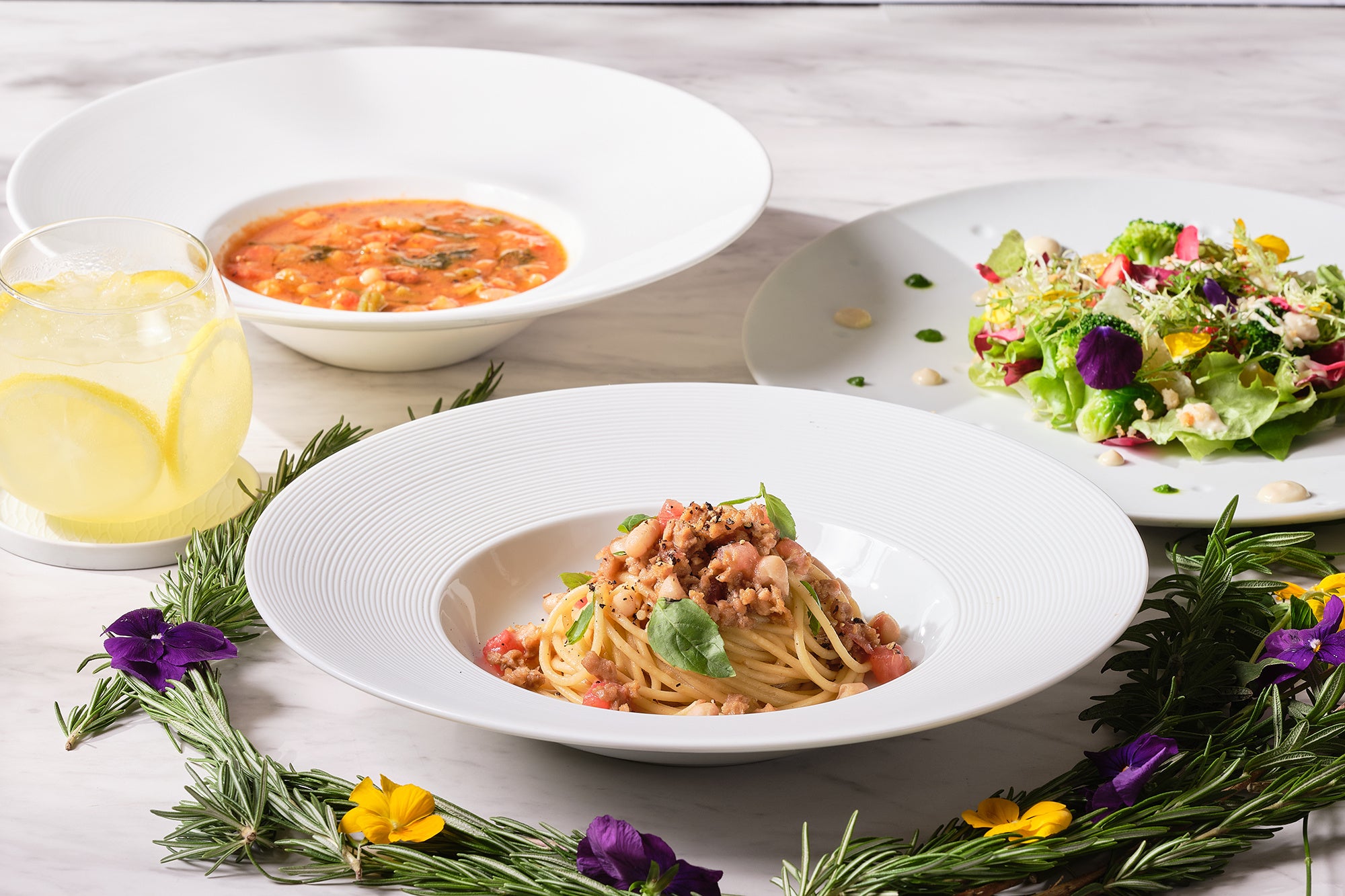 野菜や豆がたっぷり入ったミネストローネも提供される