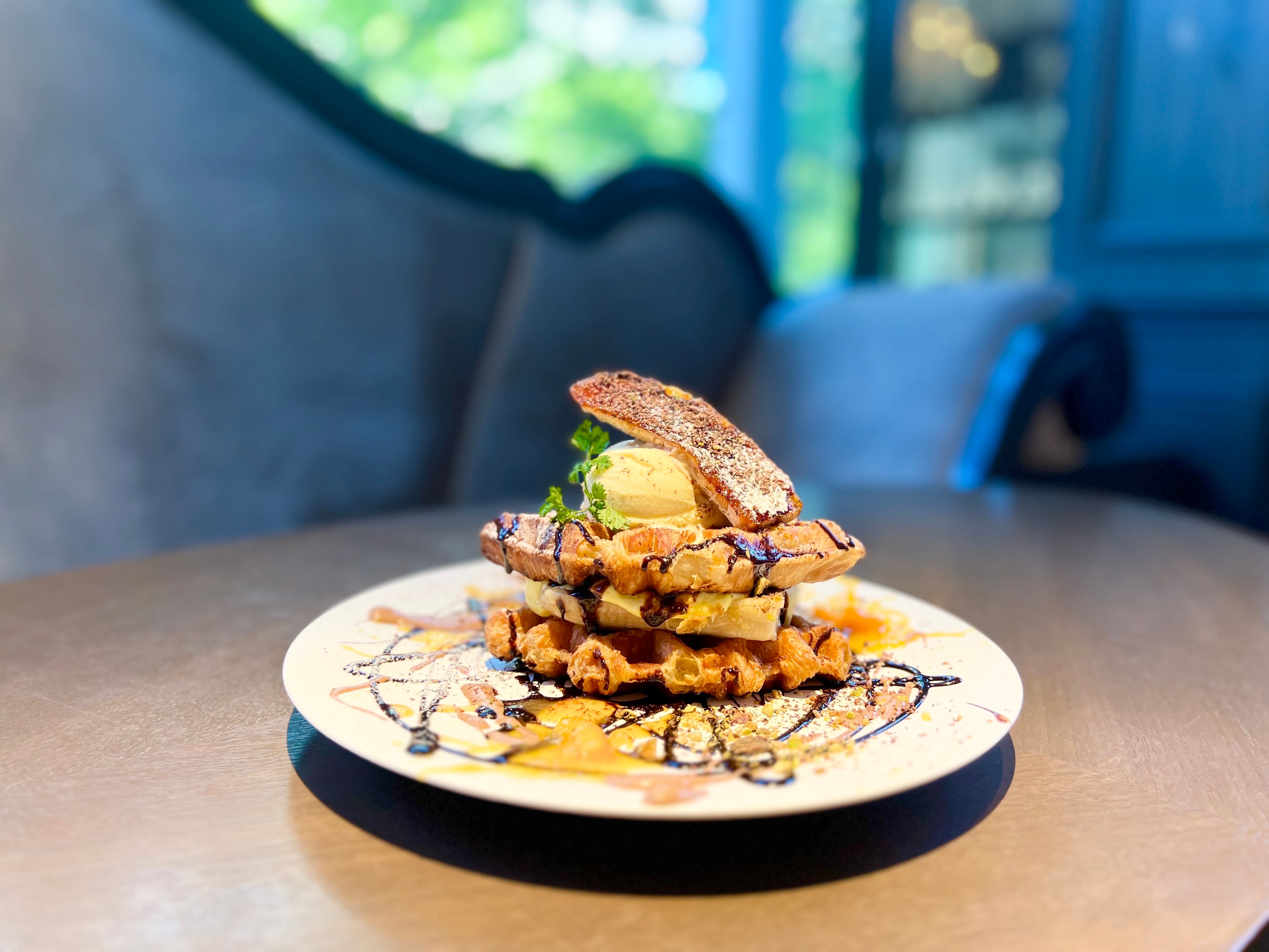 チョコバナナ クロッフル ¥2,300 ※平日限定ティーセット ¥2,700（税サ込）