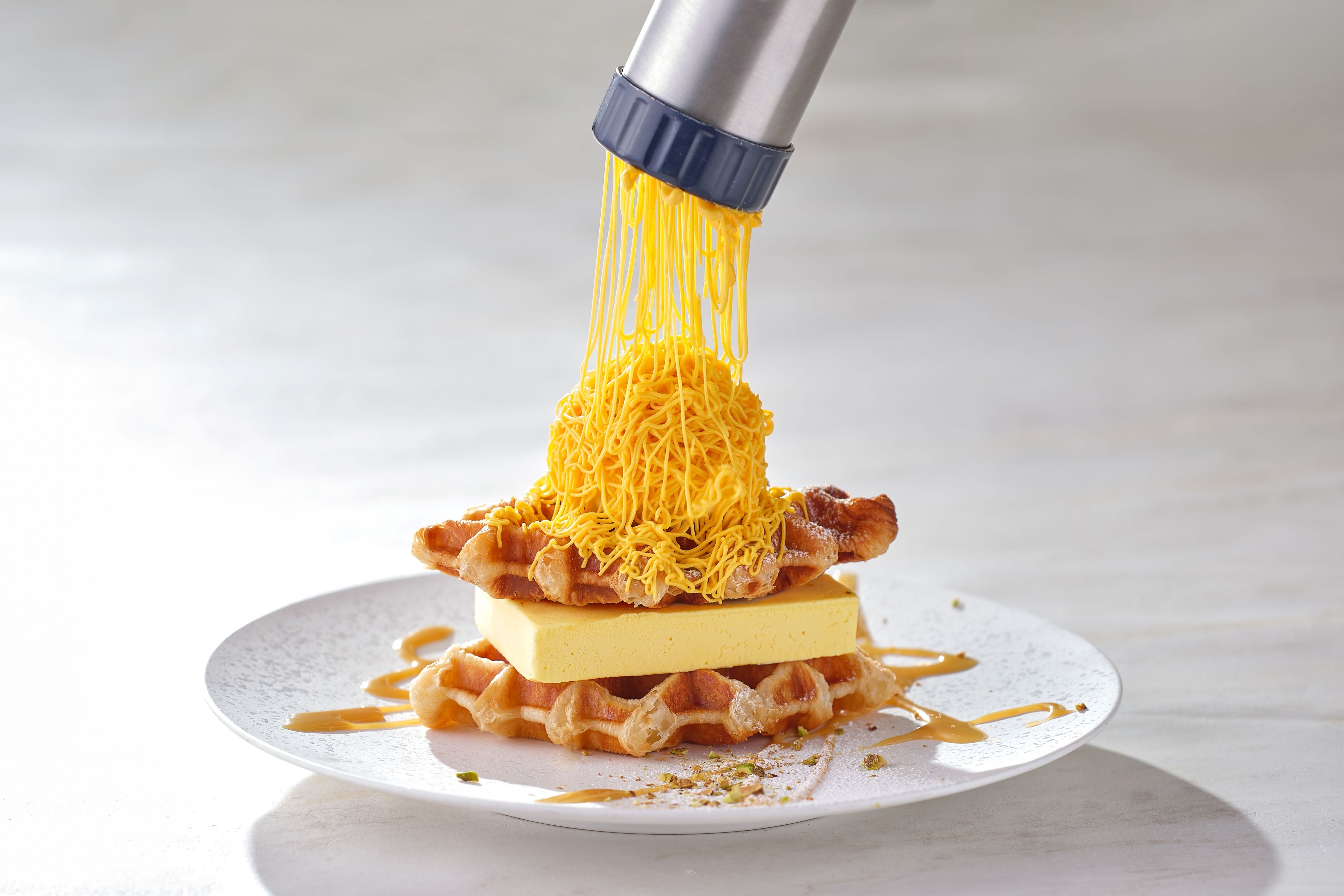 マンゴーモンブランクロッフル ¥2,500 ※平日限定ティーセット ¥2,900（税サ込）