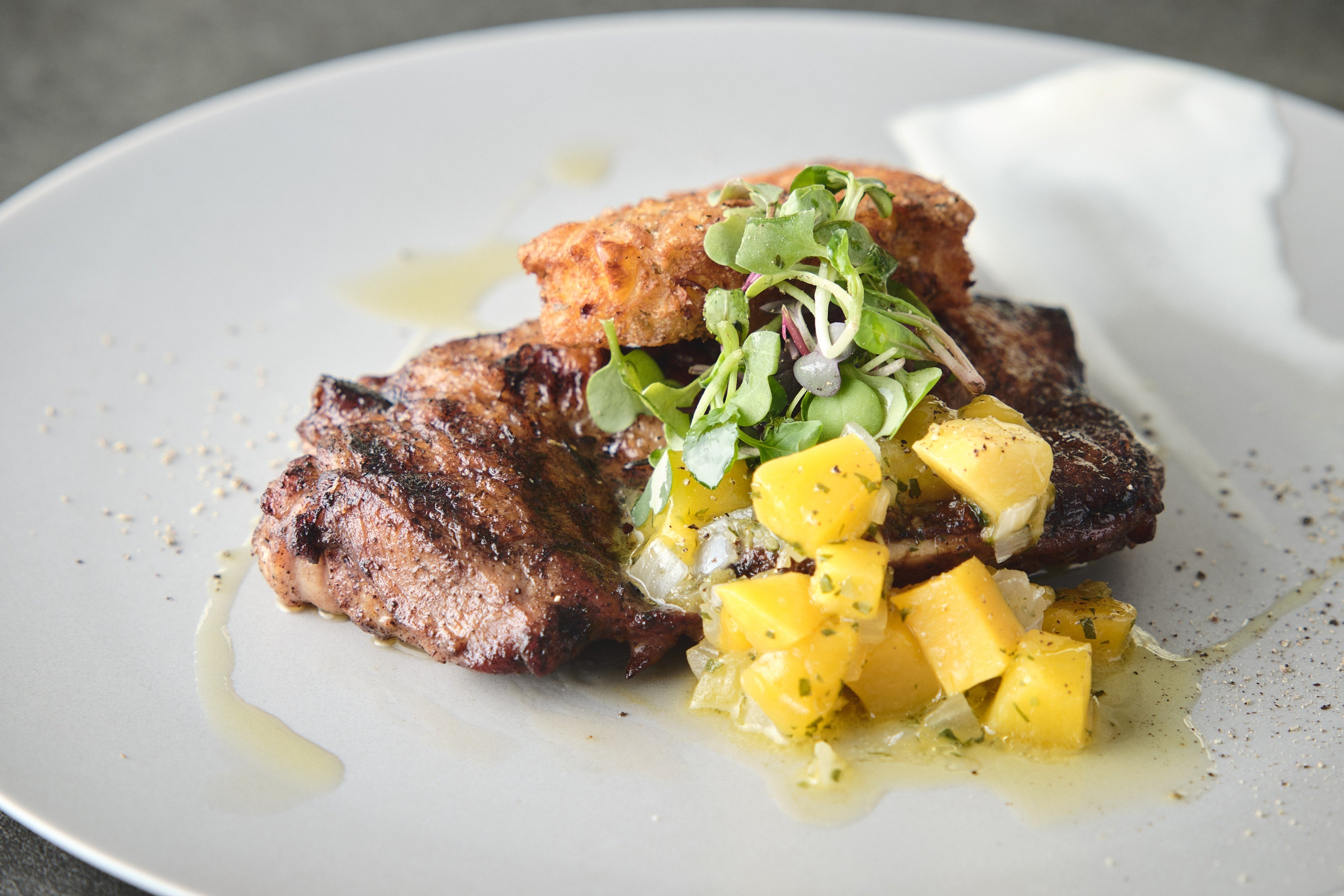 信玄鶏腿肉のジャークチキン　マンゴーサルサ ¥2,600