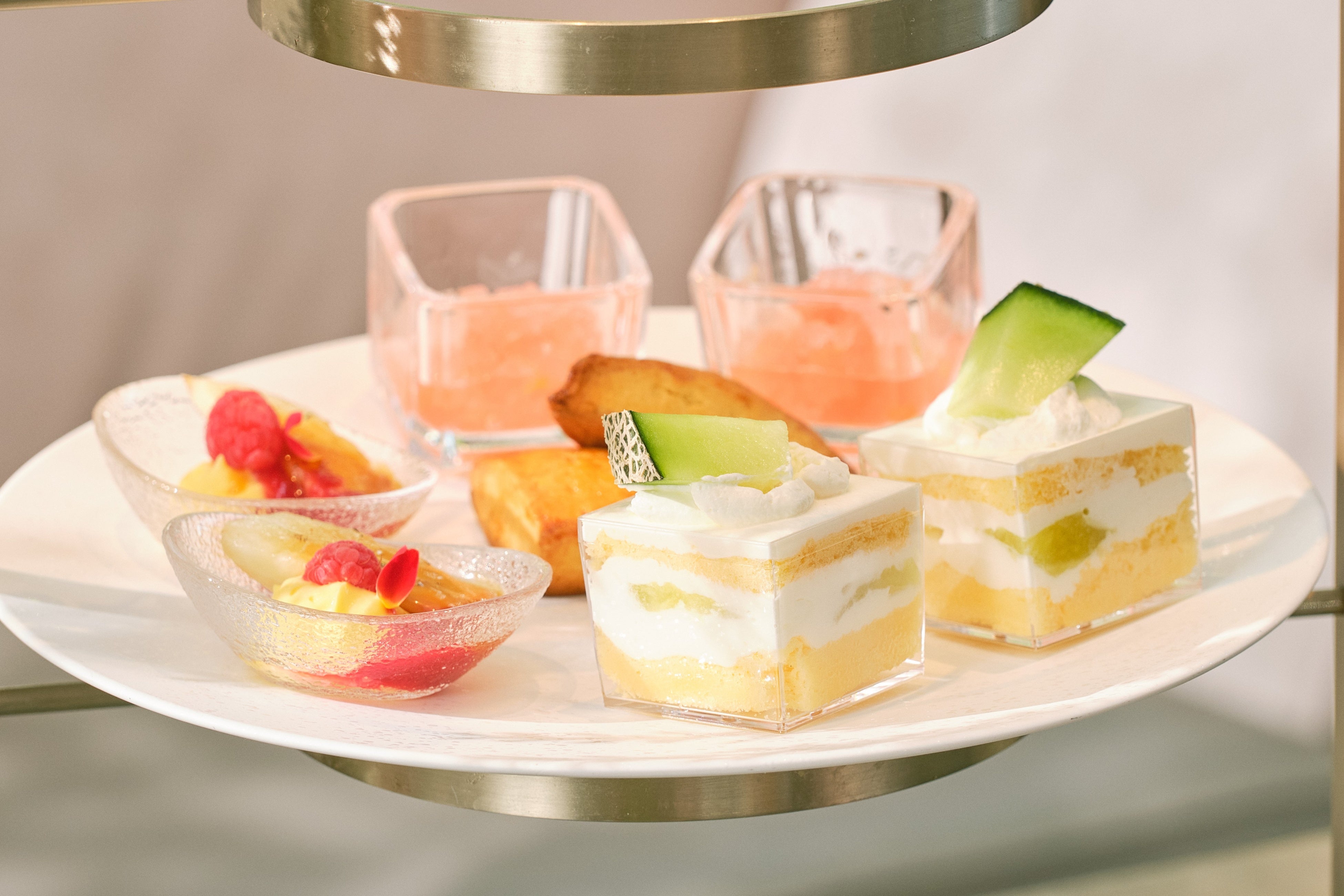 左から時計回りに「ピーチメルバ」・「ピーチグラニテ」・「メロンスコーン」・「メロンショートケーキ」