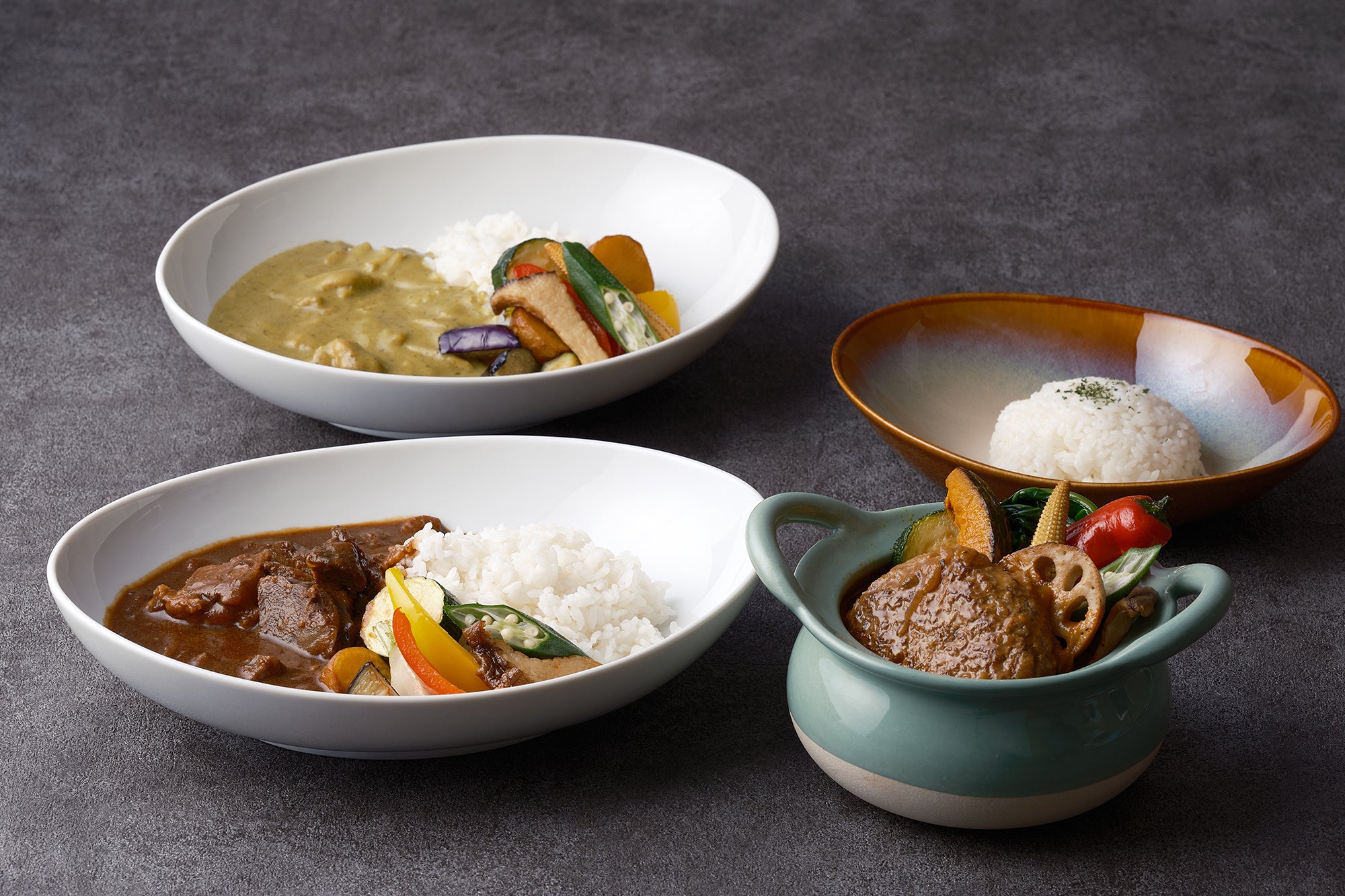 厳選した旬の食材をふんだんに使ったホテルシェフ特製本格カレー3種を用意
