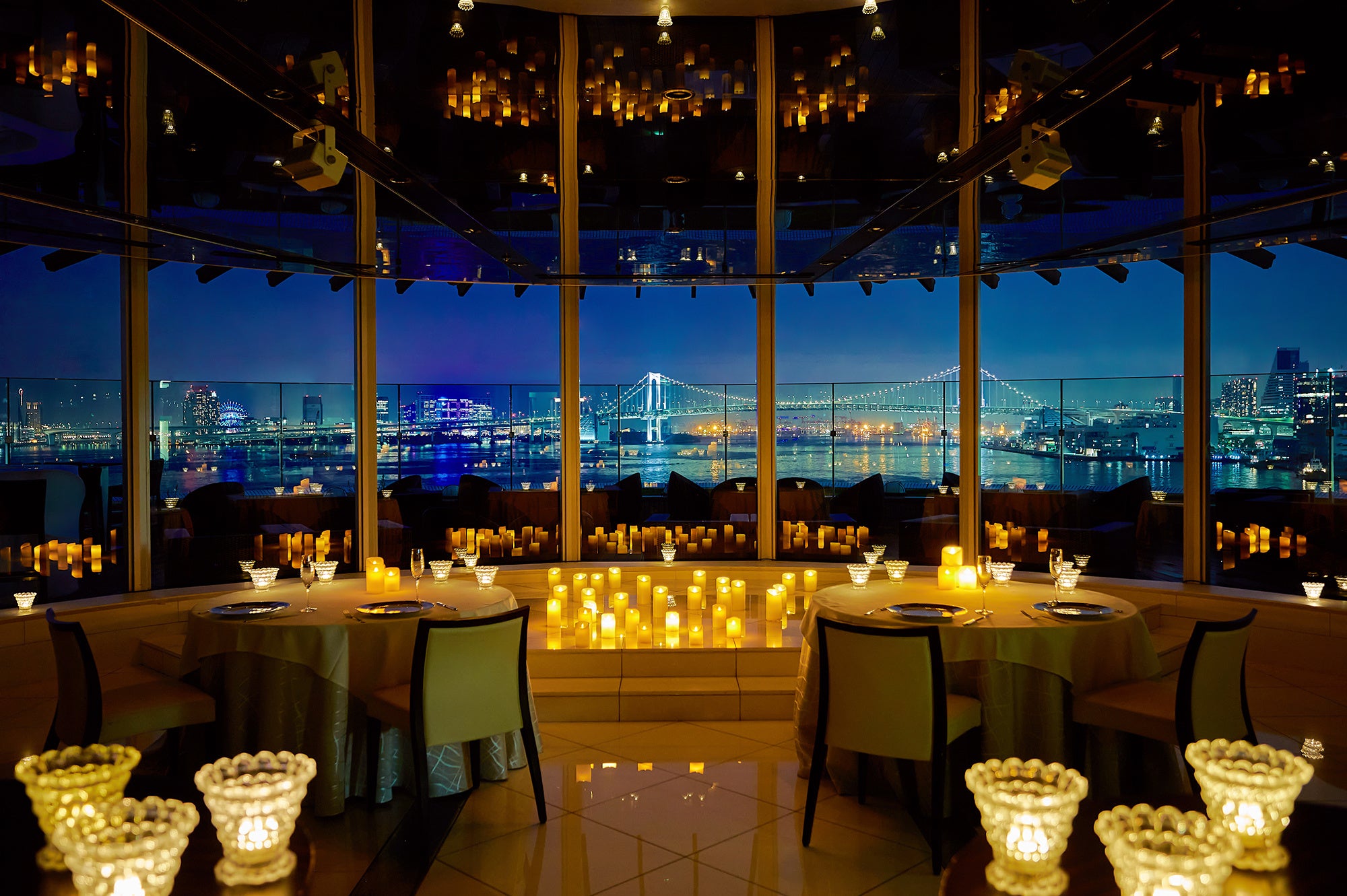 キャンドルが煌めく店内で、レインボーブリッジやお台場の夜景とともにスペシャルディナーを愉しめる