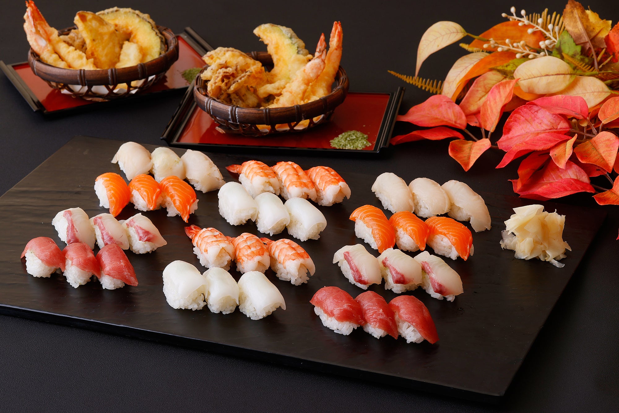 厳選した旬の食材を使った握りたての寿司と天ぷら